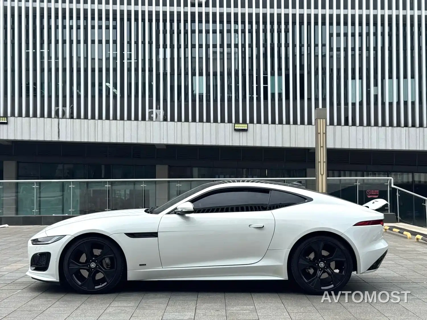 Jaguar F-TYPE 2024 P300 75th Anniversary Collector's Hardtop Edition — фото 7