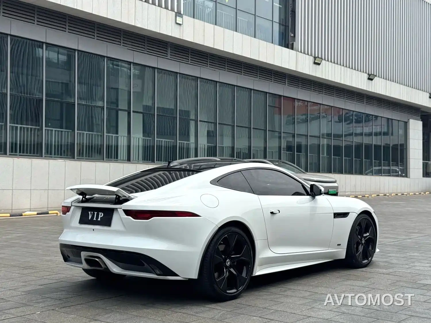 Jaguar F-TYPE 2024 P300 75th Anniversary Collector's Hardtop Edition — фото 9
