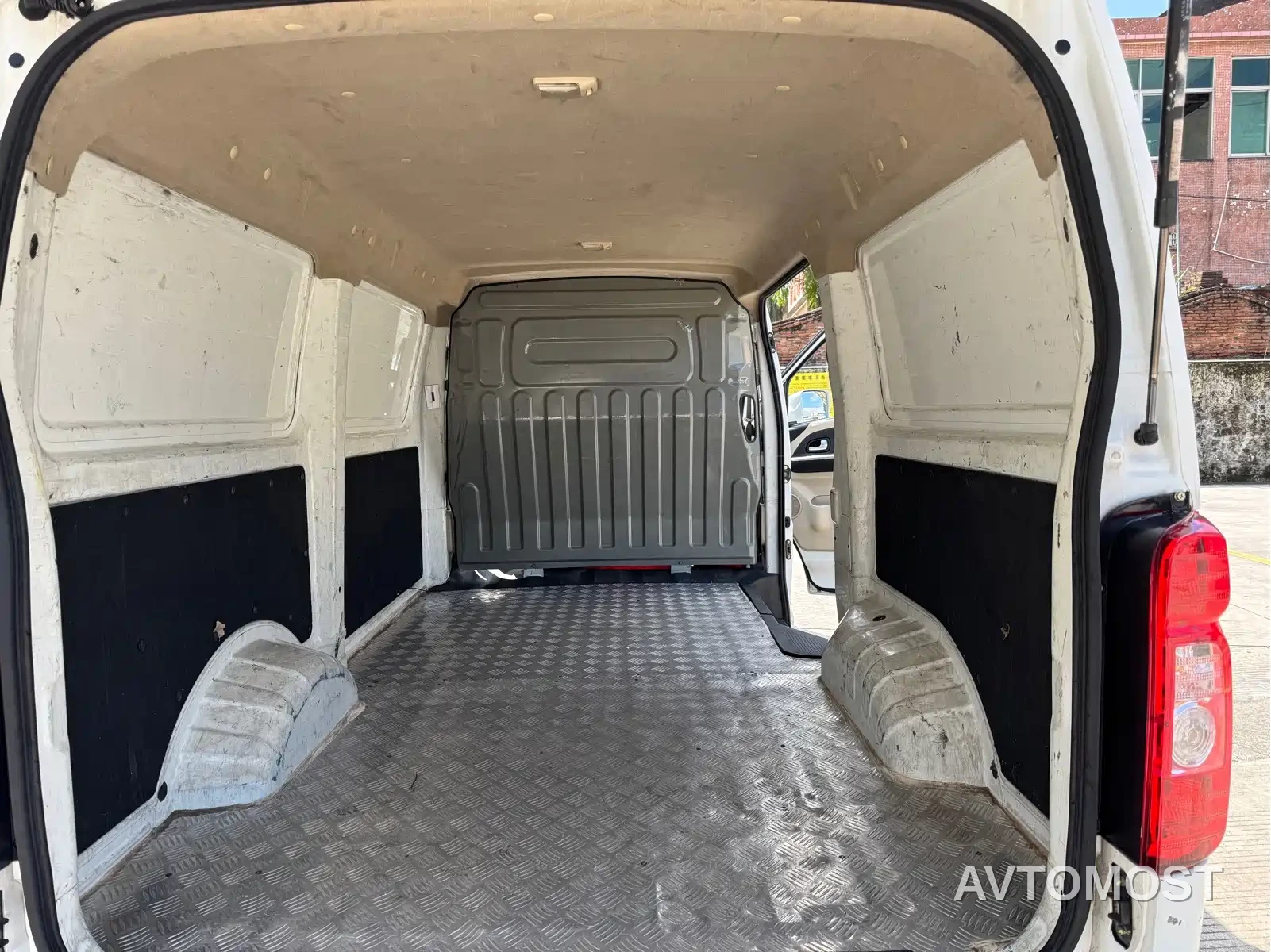 Changan Ruixing EM80 2022 Flat Roof Tailgate 2-seater 60kW 41.86kWh — фото 16