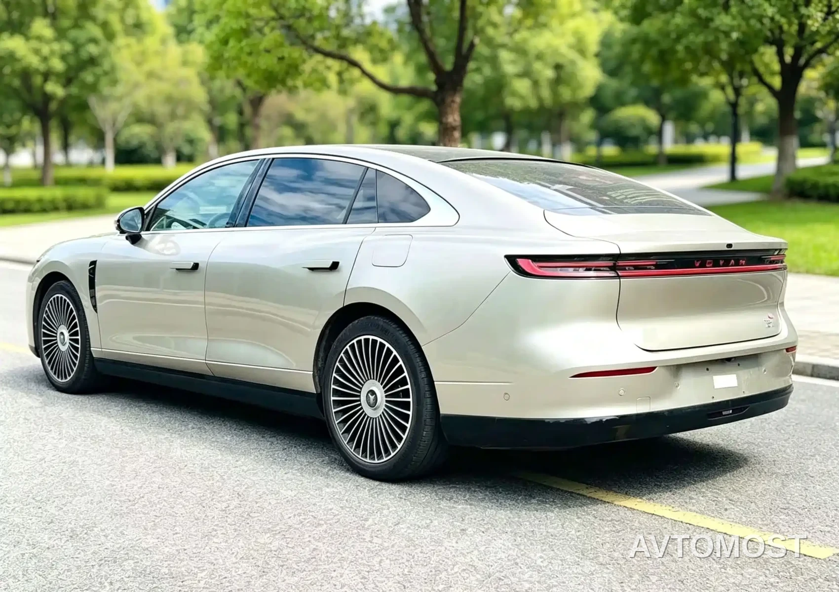 VOYAH Zhuiguang L 2025 Mid-configuration Model — фото 9
