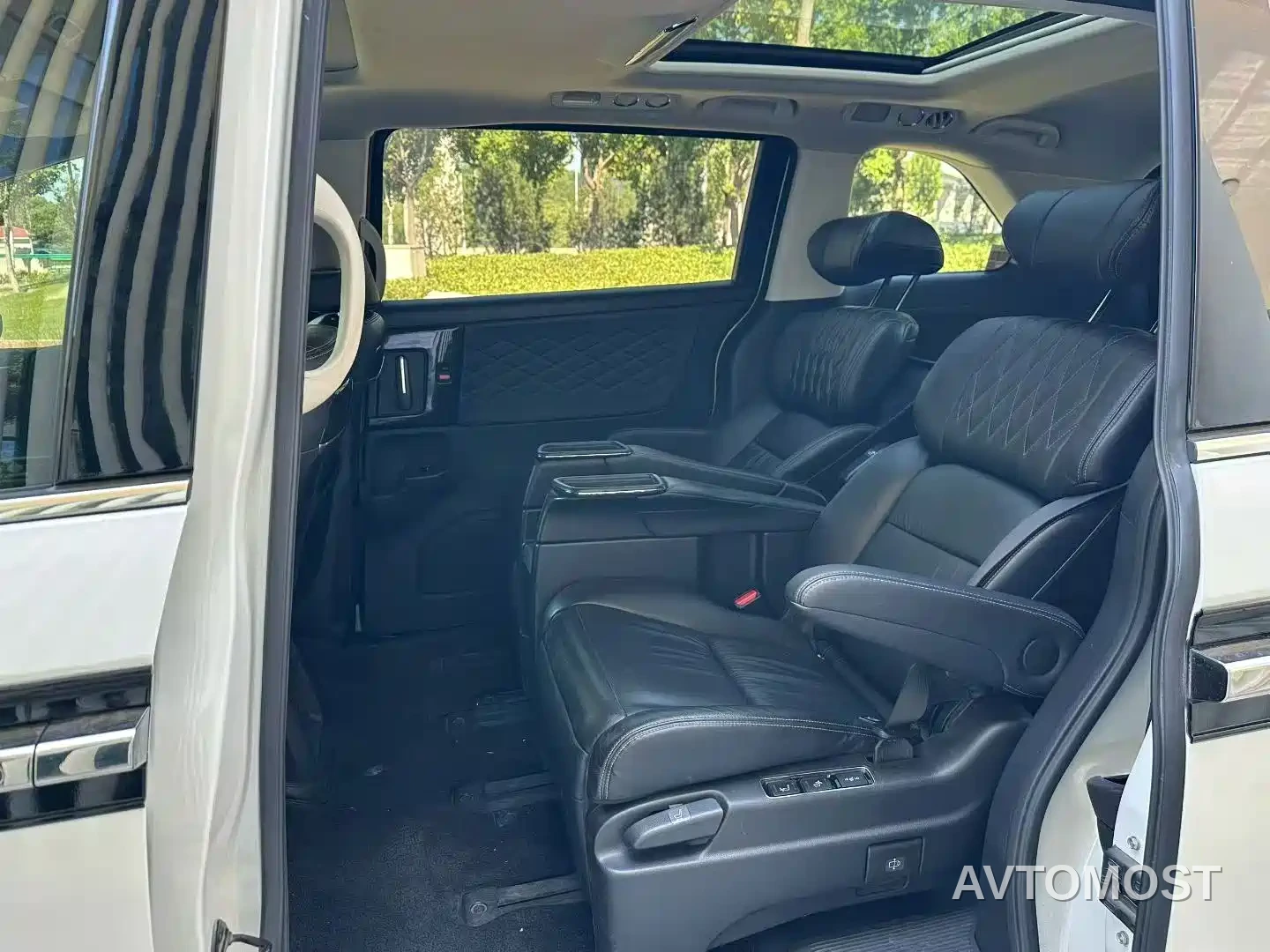 Honda Elysion 2019 2.0L Hybrid Luxury Edition — фото 4