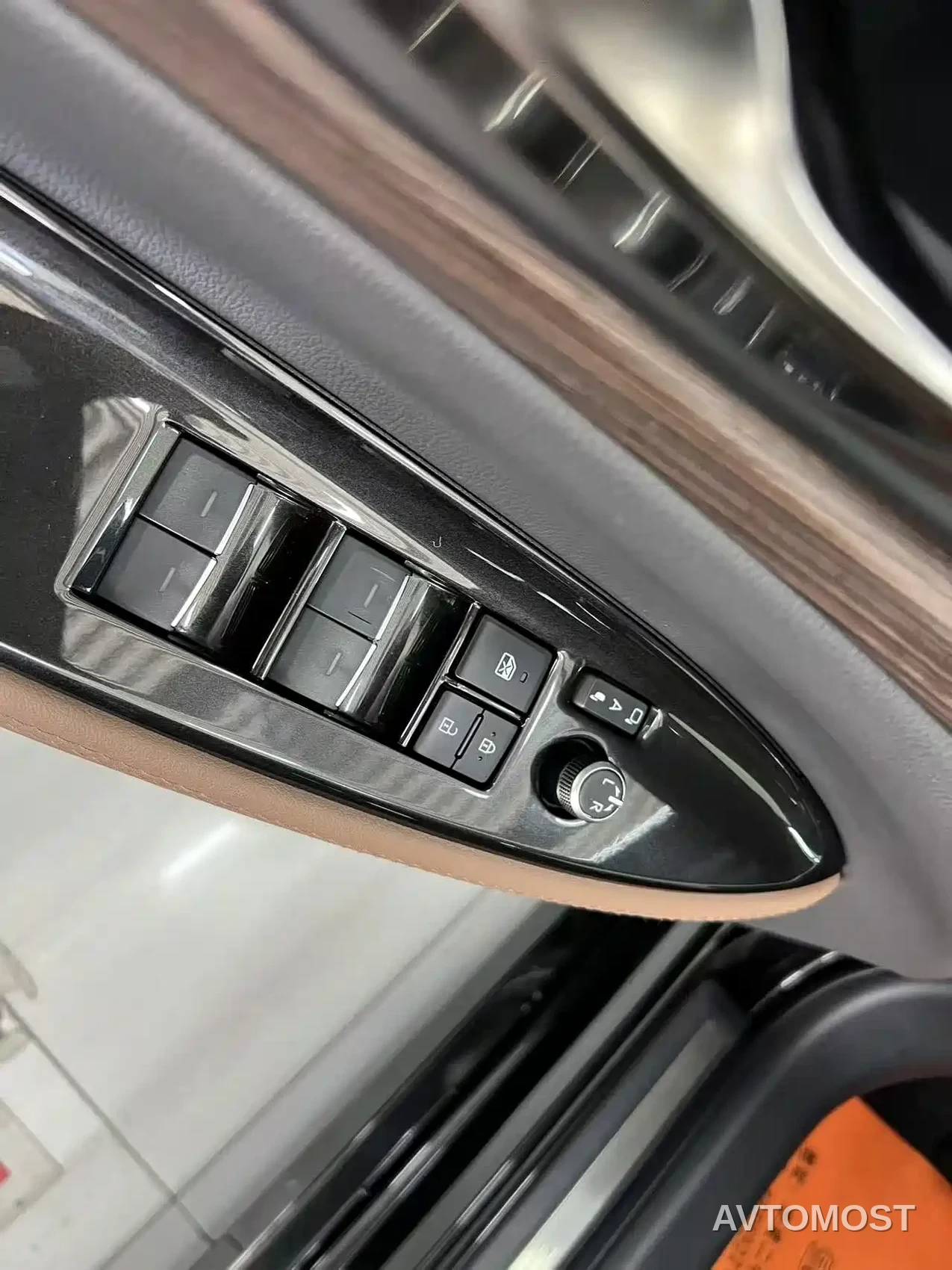 Toyota Crown (Import) 2024 2.5L Ultimate Edition — фото 10