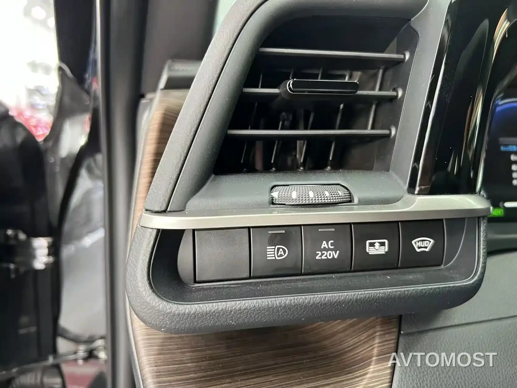 Toyota Crown (Import) 2024 2.5L Ultimate Edition — фото 12