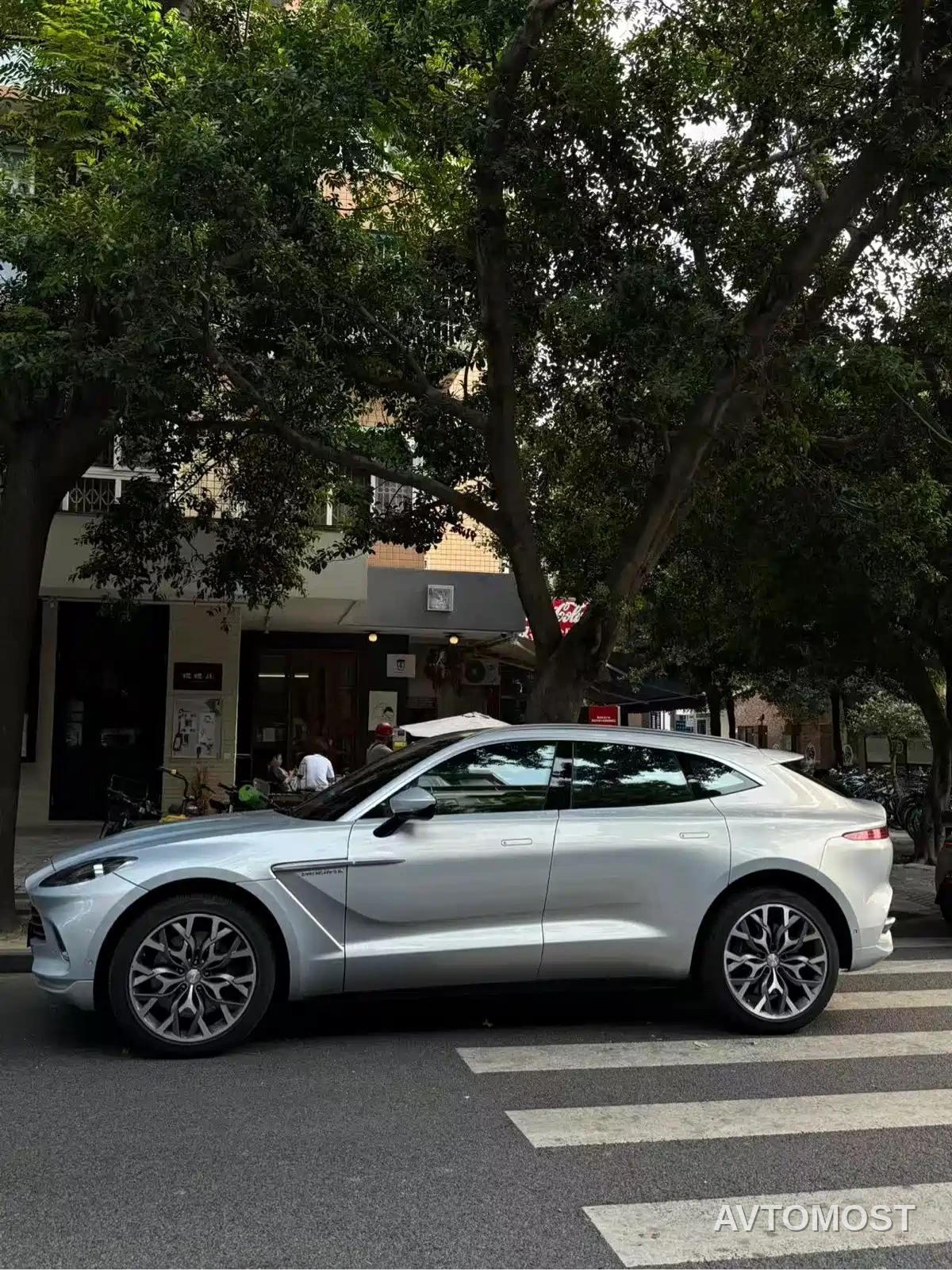 Aston Martin DBX 2023 3.0T STRAIGHT-SIX — фото 3
