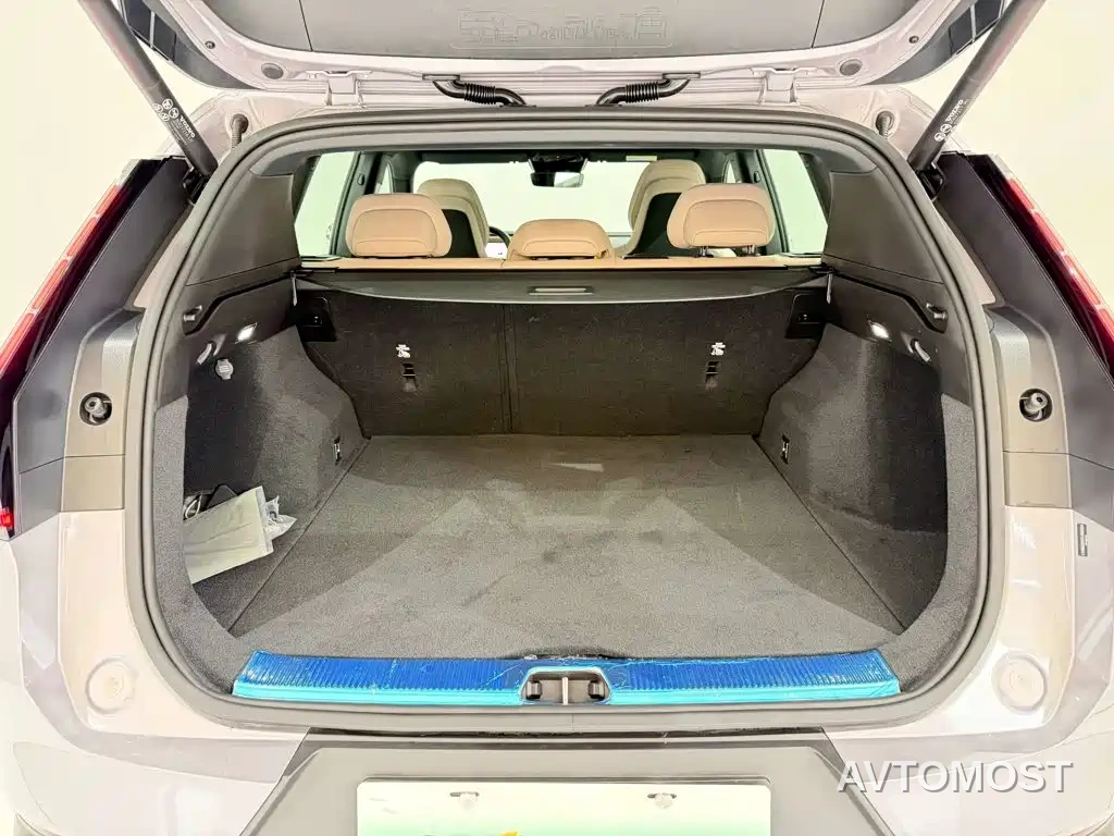 Volvo XC70 Plug-in Hybrid 2025 Standard — фото 25