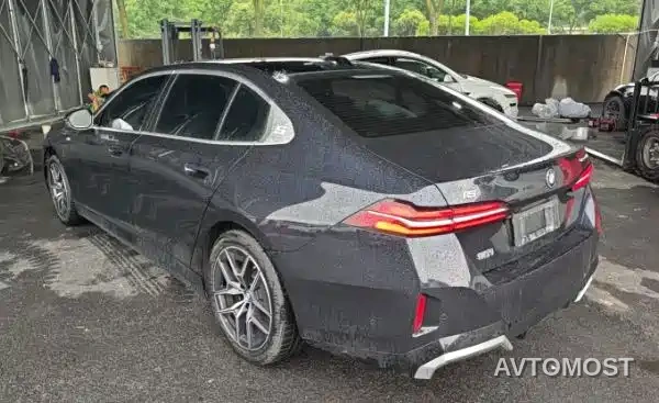 BMW i5 2024 eDrive 35L Luxury Package — фото 3