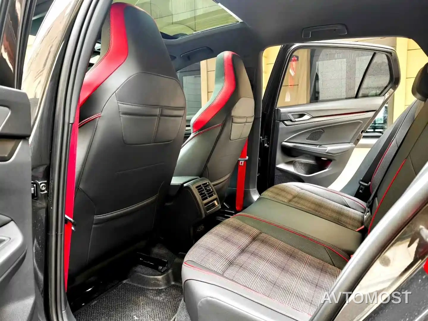 Volkswagen Golf GTI 2023 380TSI DSG GTI — фото 4