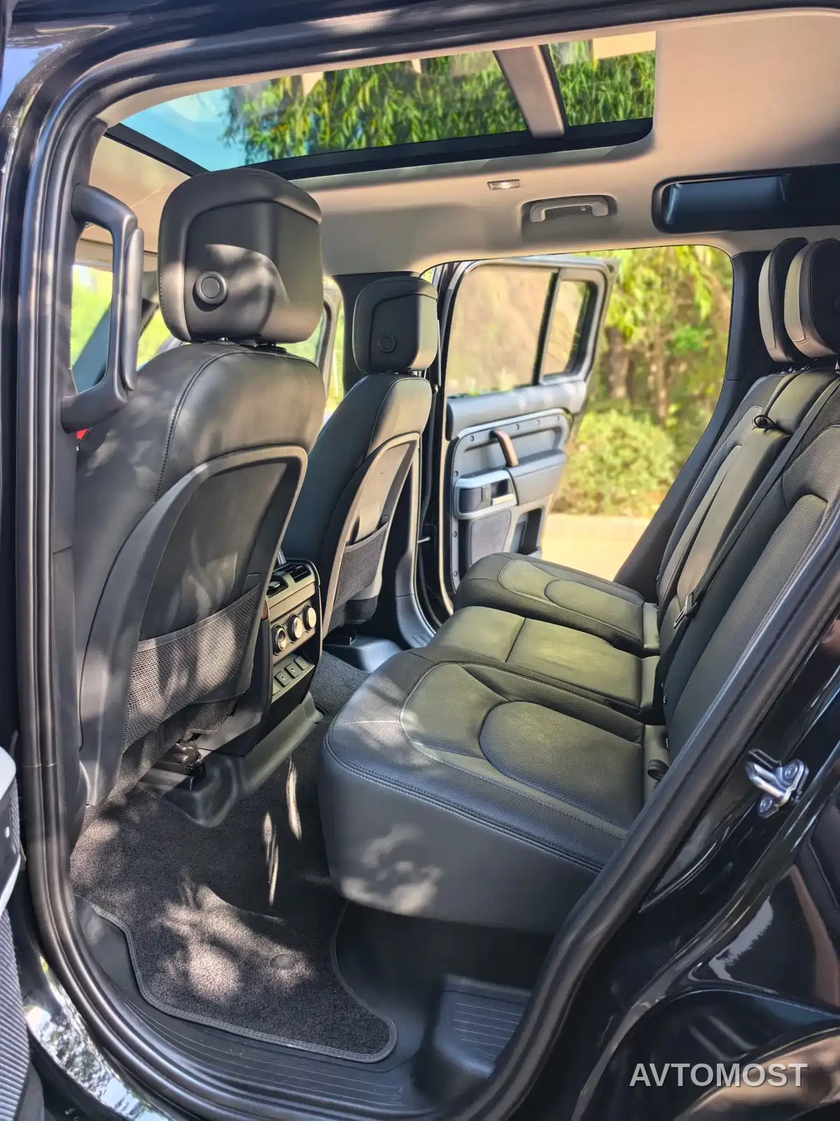 Land Rover Defender 2023 Model 110 3.0T P400 X-DYNAMIC HSE — фото 9