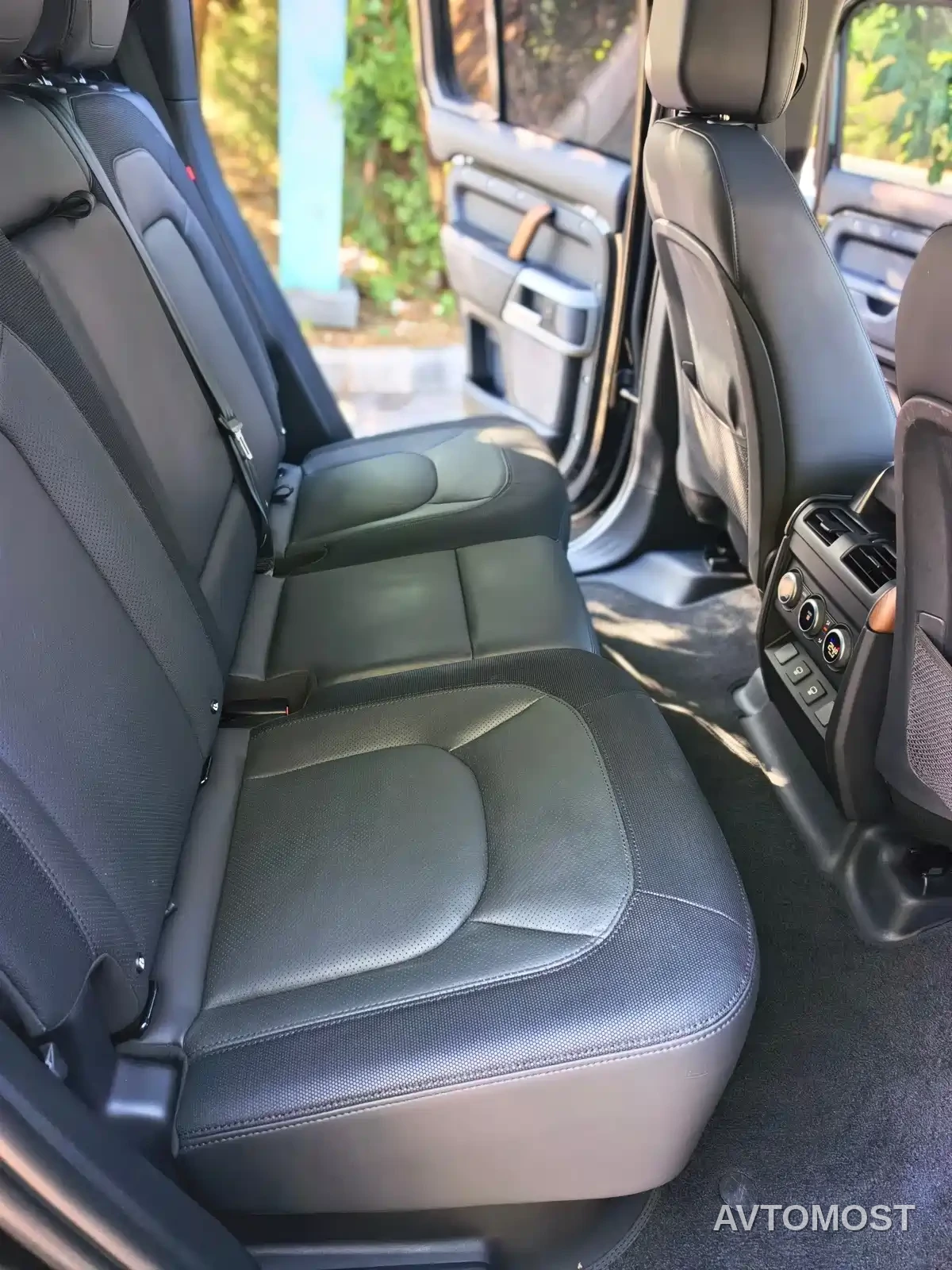 Land Rover Defender 2023 Model 110 3.0T P400 X-DYNAMIC HSE — фото 16