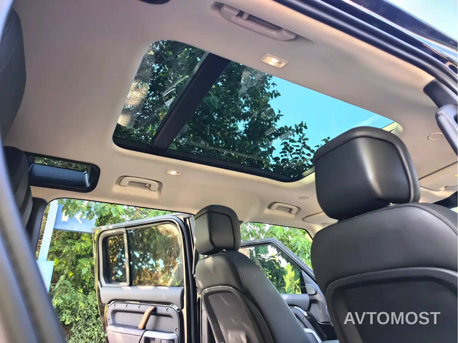 Land Rover Defender 2023 Model 110 3.0T P400 X-DYNAMIC HSE — фото 17