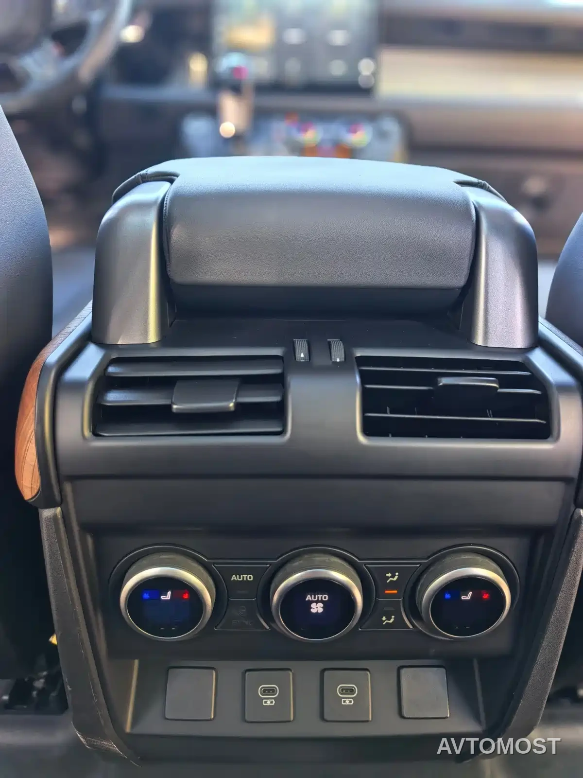 Land Rover Defender 2023 Model 110 3.0T P400 X-DYNAMIC HSE — фото 19