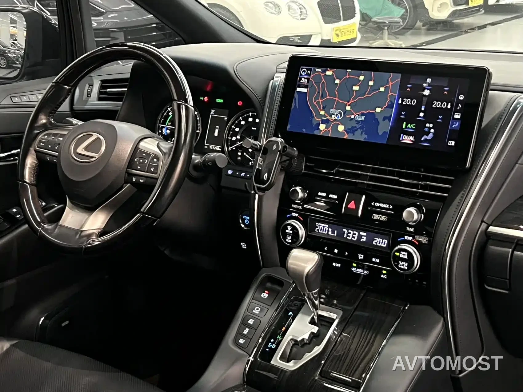 Lexus LM 2020 300h Seven-Seater Elegance Edition — фото 4