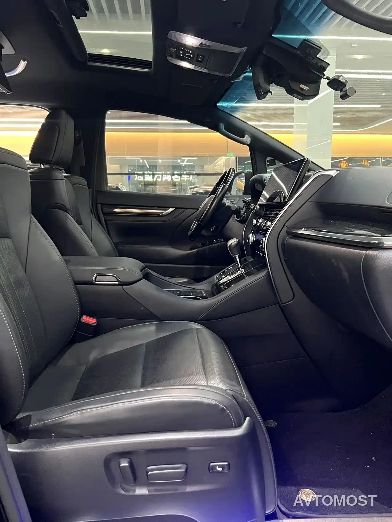 Lexus LM 2020 300h Seven-Seater Elegance Edition — фото 8