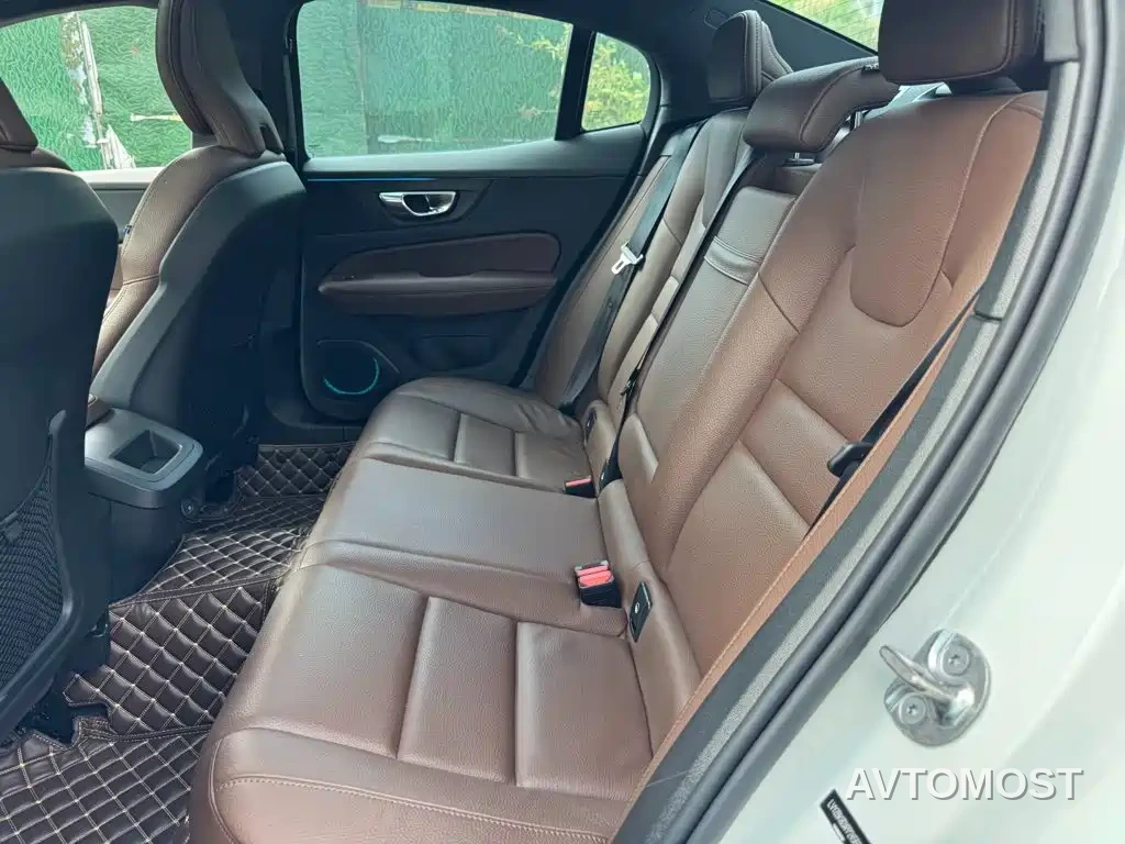 Volvo S60 2023 B4 Smart Comfort Luxury Edition — фото 12