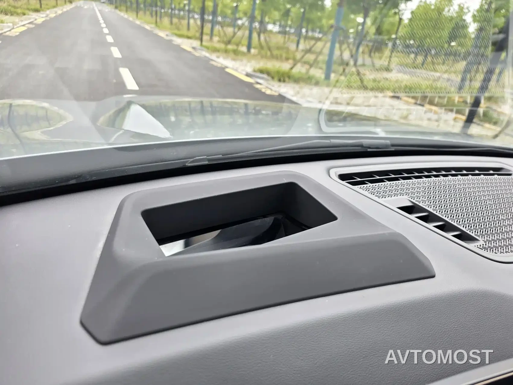 BMW iX1 2023 xDrive30L X Design Package — фото 22