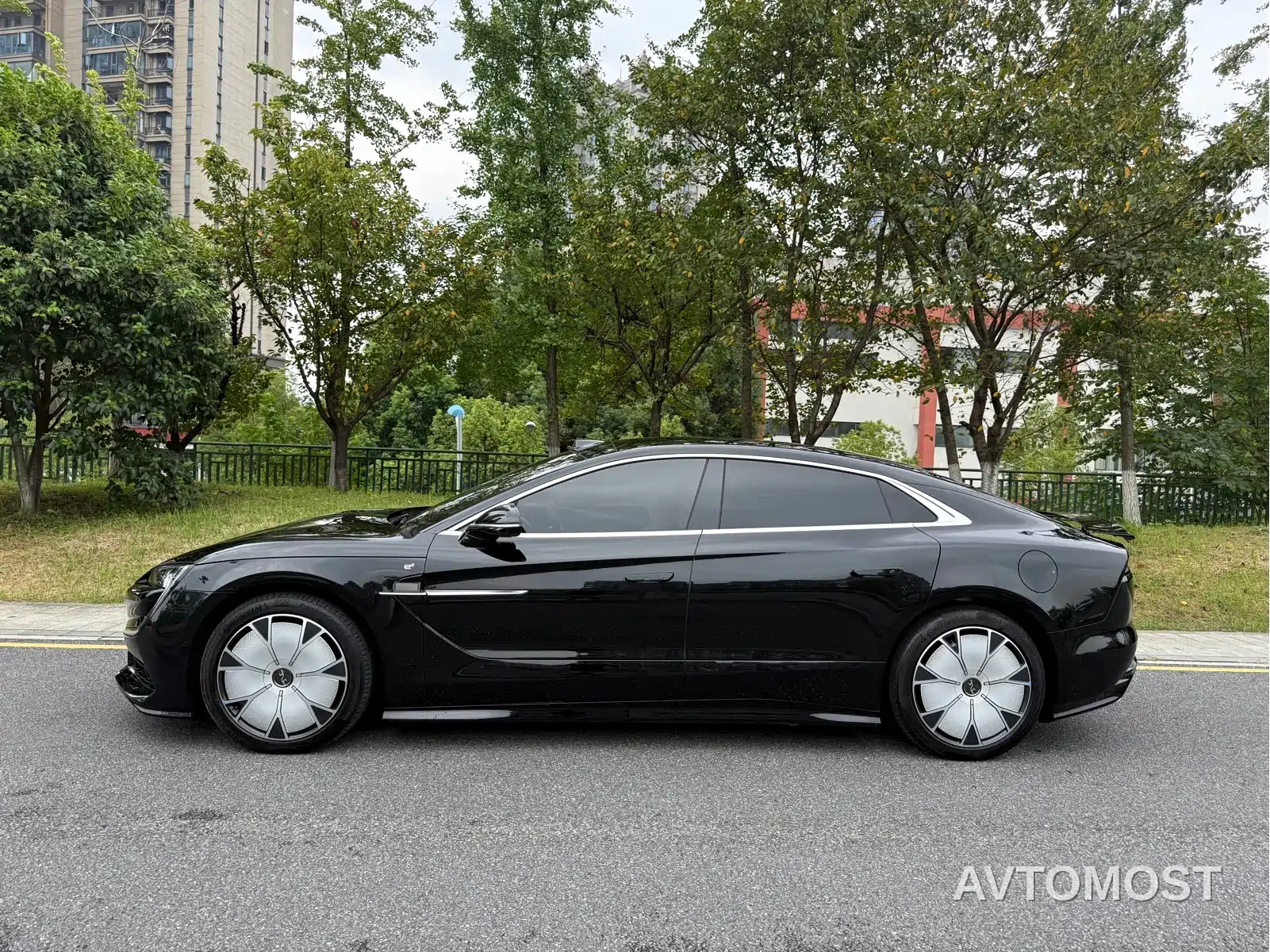 Yangwang U7 2025 Model PHEV 5-Seat Luxury — фото 3