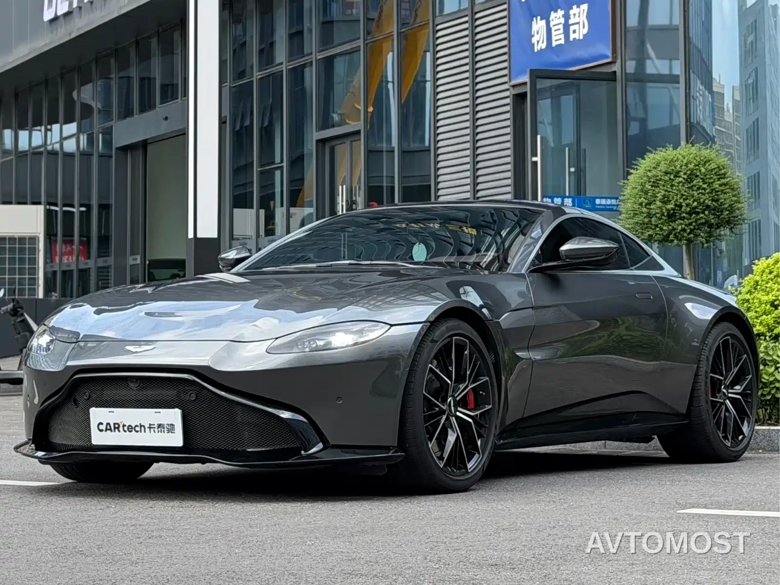 Aston Martin V8 Vantage 2022 4.0T V8 Coupe — фото 1