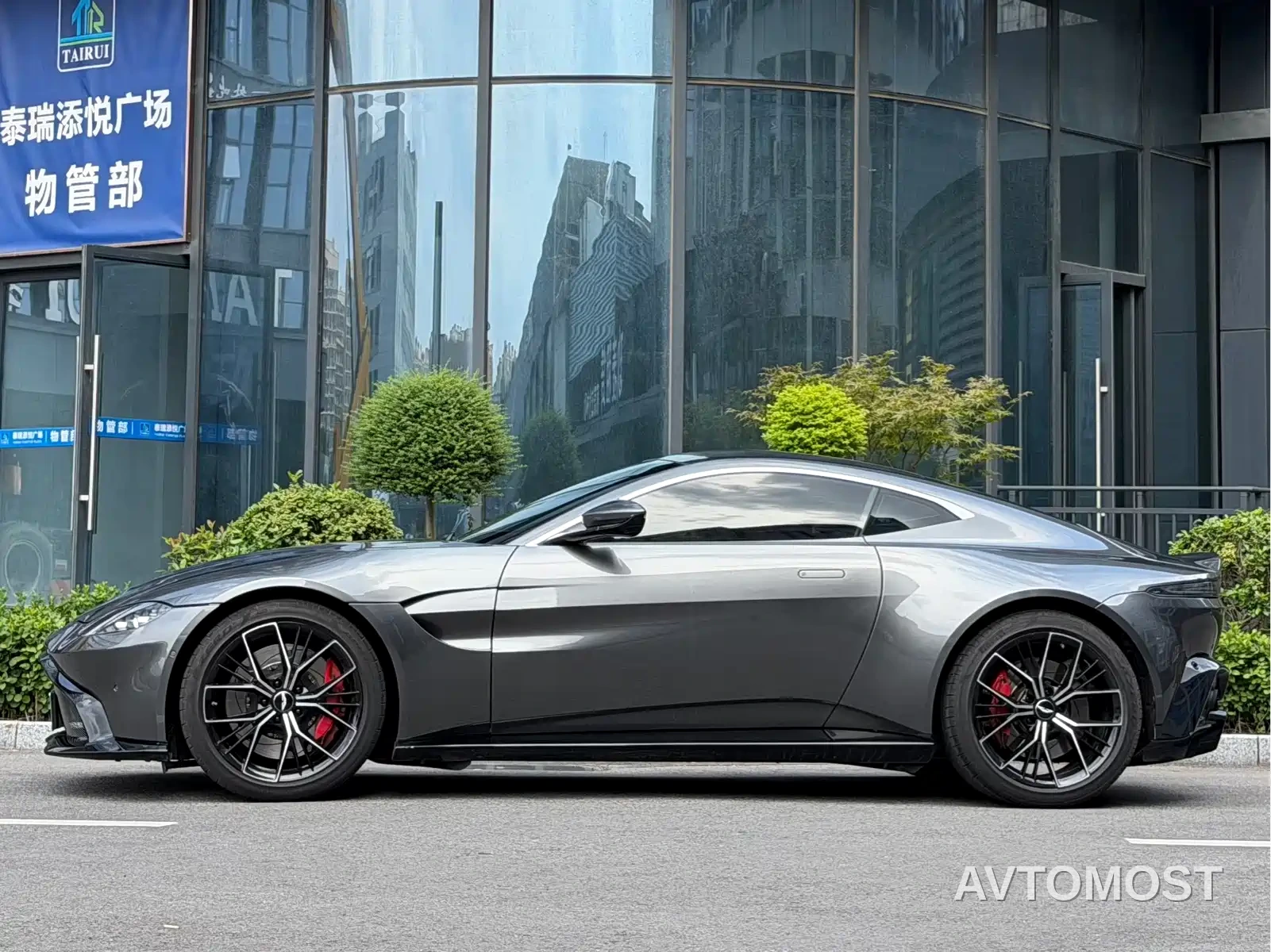 Aston Martin V8 Vantage 2022 4.0T V8 Coupe — фото 5