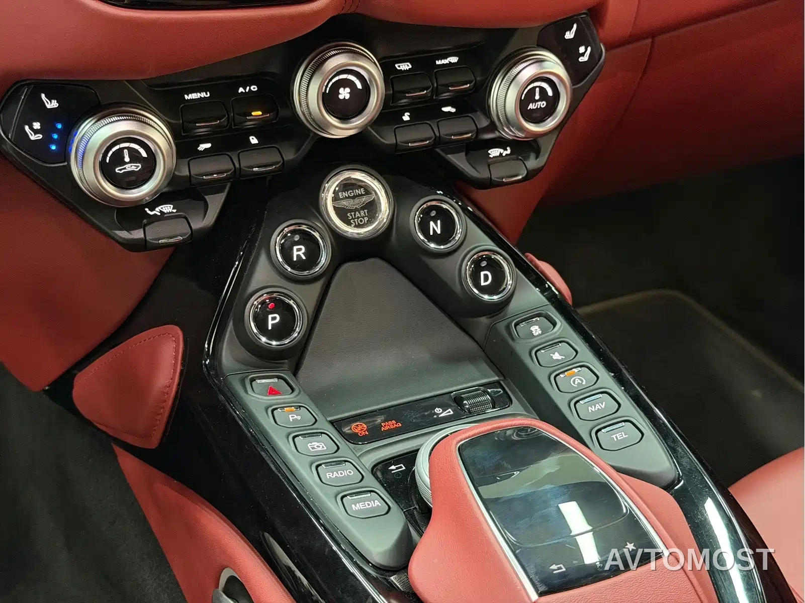 Aston Martin V8 Vantage 2022 4.0T V8 Coupe — фото 11