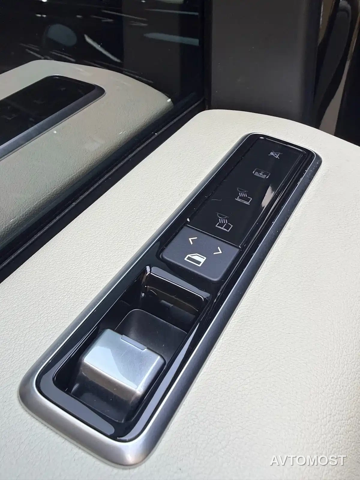 Land Rover Range Rover 2022 3.0 L6 400PS Heritage Extended Classic Edition — фото 10