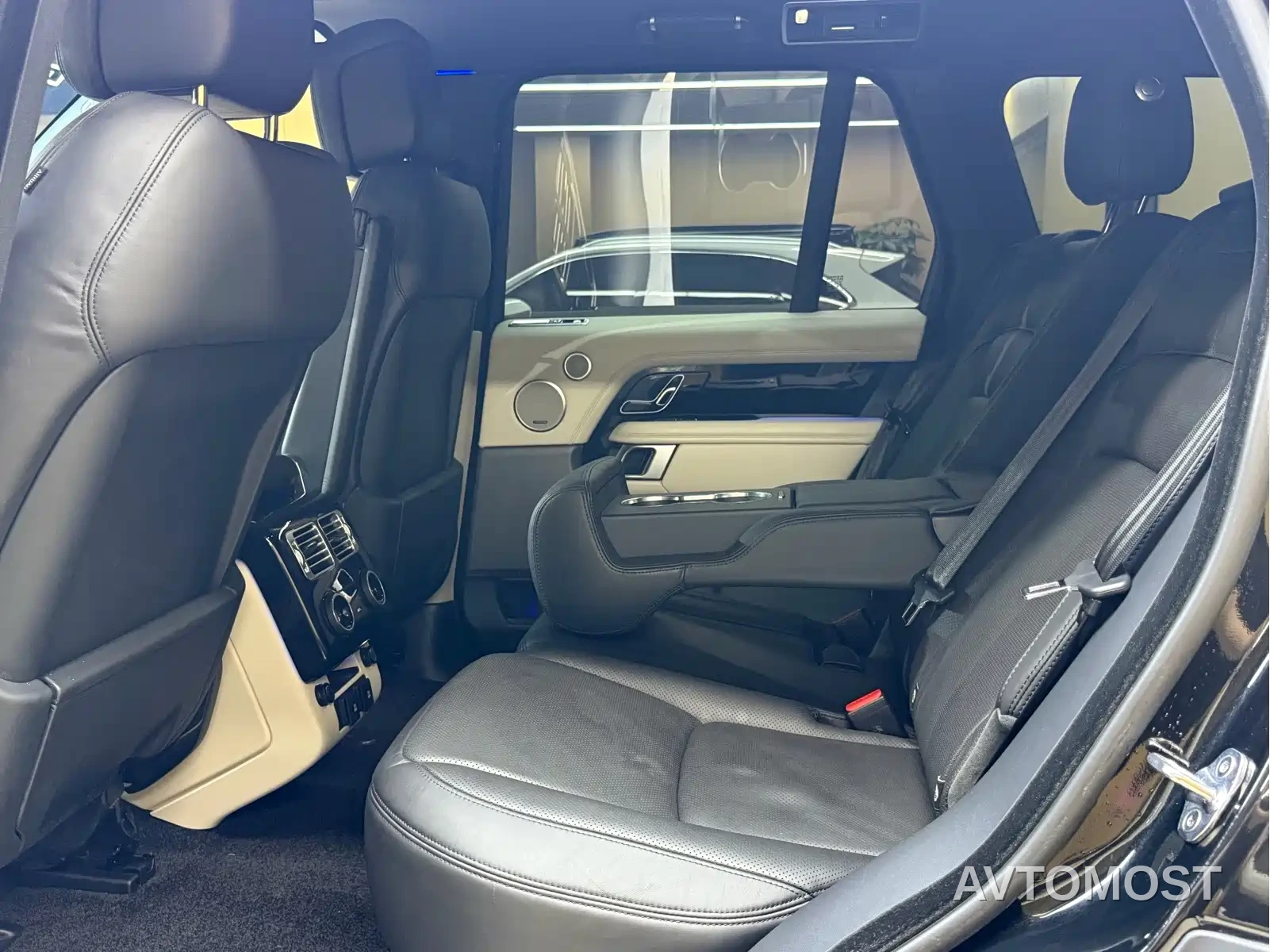 Land Rover Range Rover 2022 3.0 L6 400PS Heritage Extended Classic Edition — фото 12