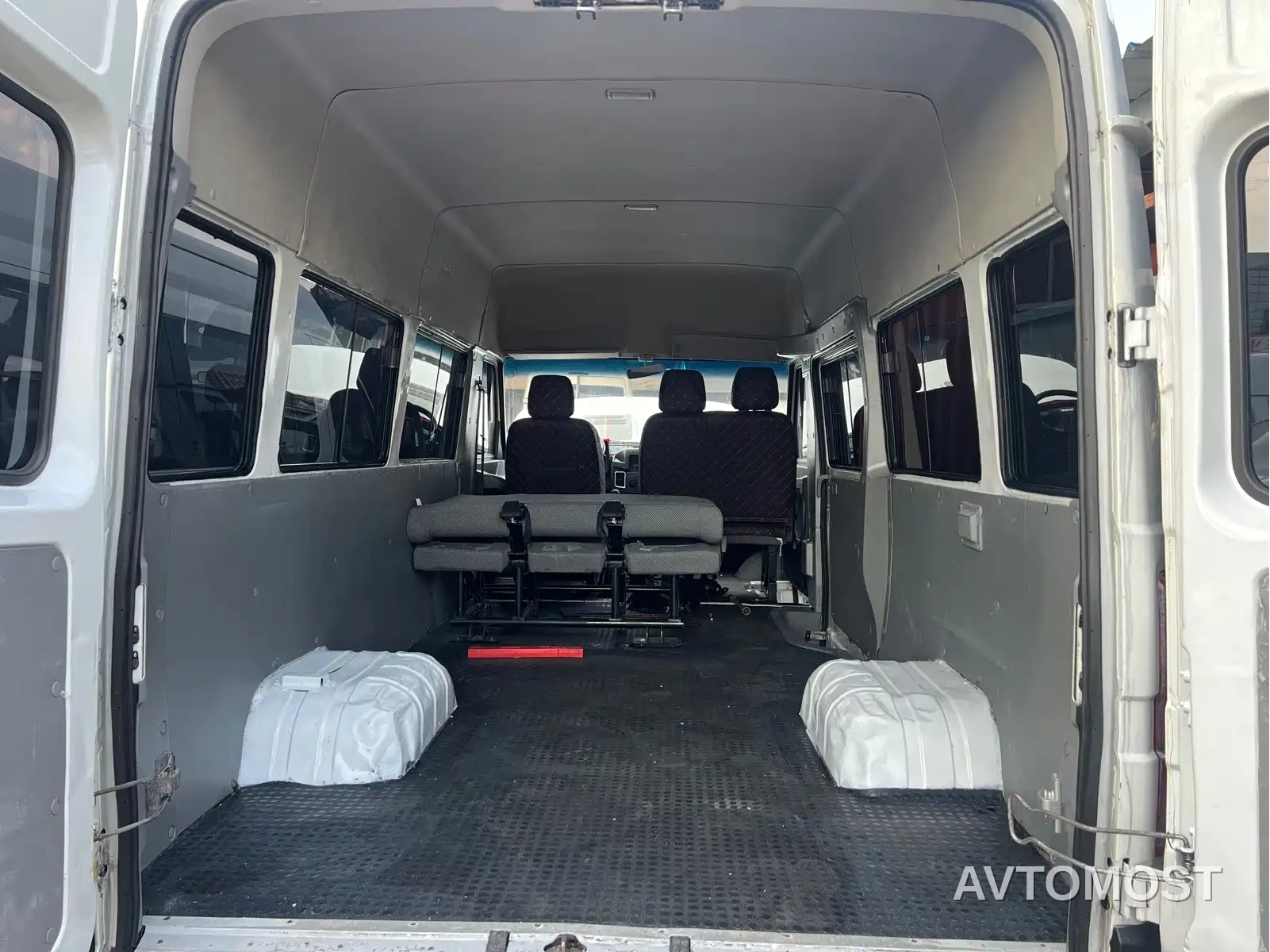 Iveco Daily 2021 2.5T A40 M1 Bus 5-9 Seats Long Wheelbase Medium Roof Dual Tires Sliding Door — фото 12