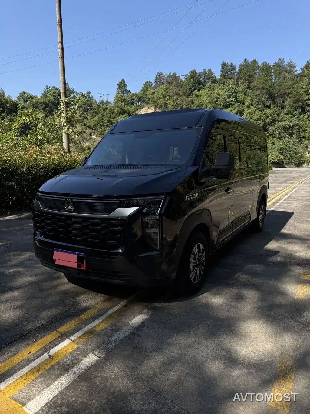 Sinotruk Xianfeng V 2024 Multi-function Version 2.0T Automatic Medium Wheelbase Medium Roof — фото 1