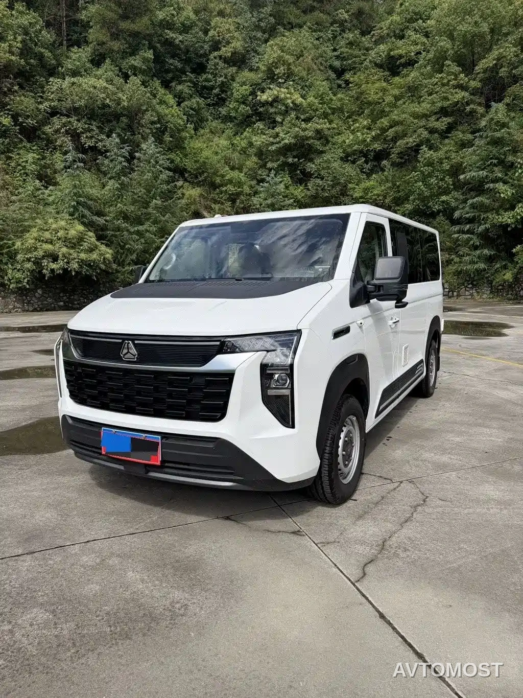 Sinotruk Xianfeng V 2025 Commercial Travel Edition 2.0T Automatic Short Wheelbase Low Roof — фото 1