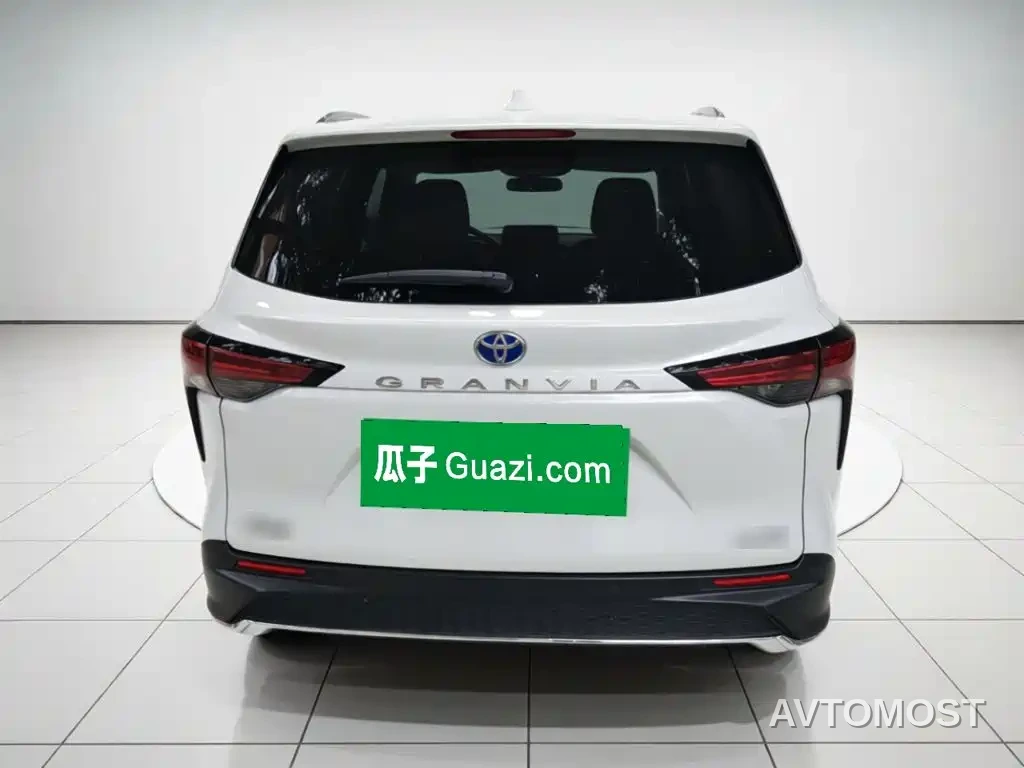 Toyota Granvia 2023 2.5L Hybrid Comfort Edition — фото 3