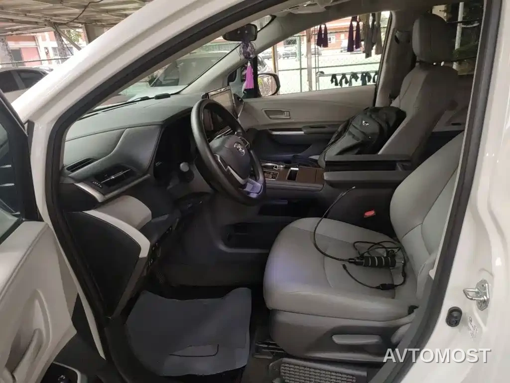 Toyota Granvia 2023 2.5L Hybrid Comfort Edition — фото 12
