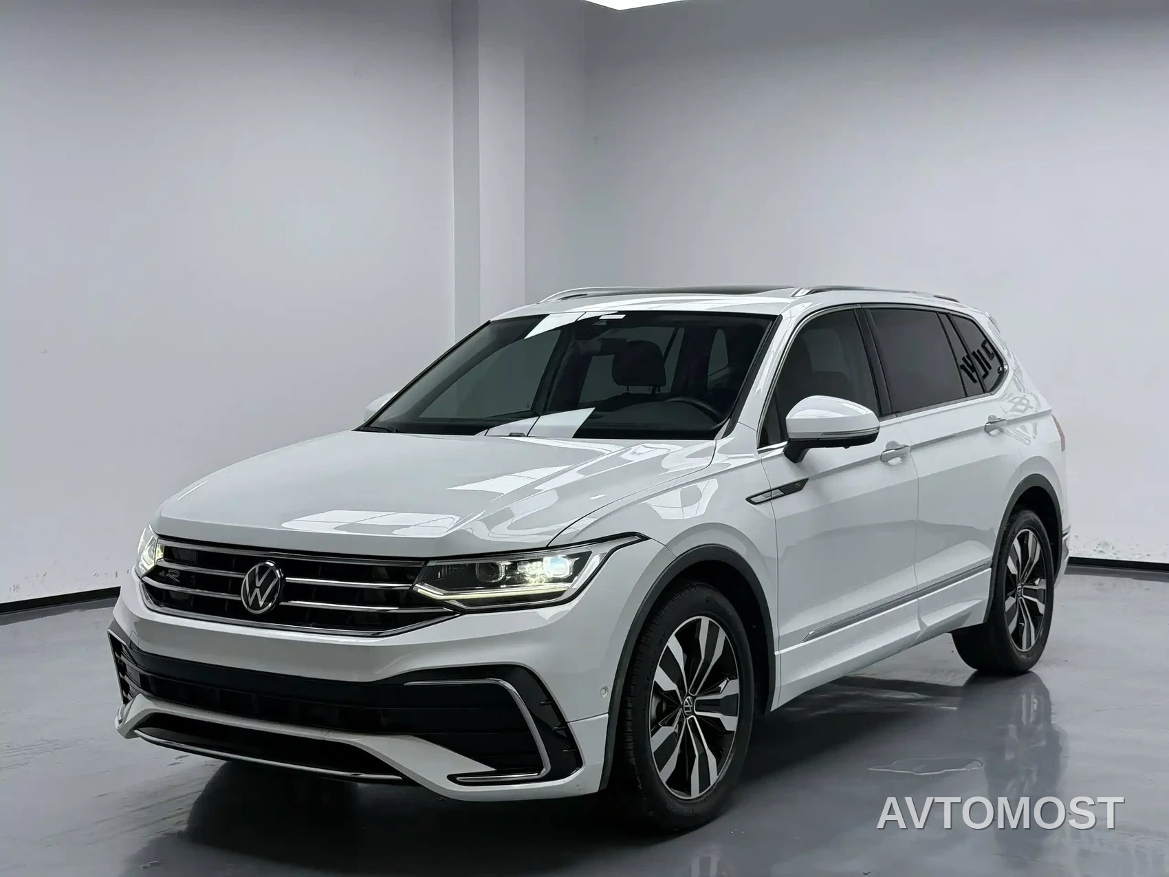 Volkswagen Tiguan L 2023 330TSI Auto 2WD R-Line Premium Edition — фото 1