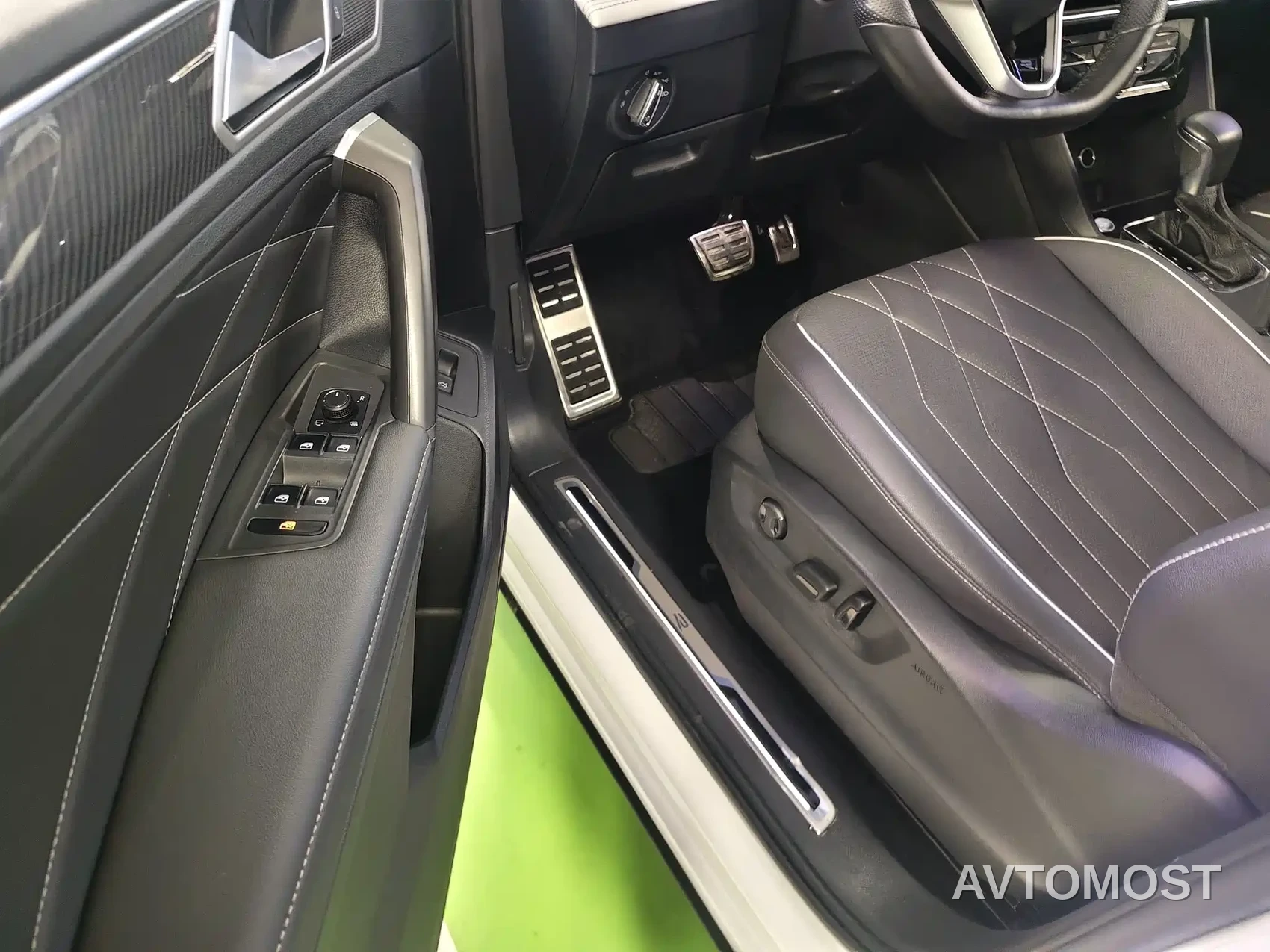 Volkswagen Tiguan L 2023 330TSI Auto 2WD R-Line Premium Edition — фото 3