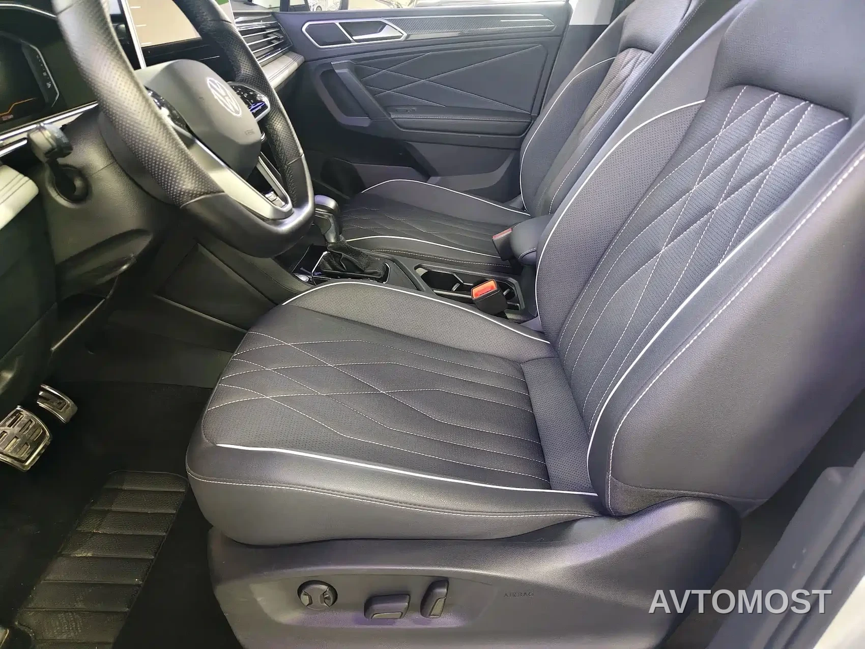 Volkswagen Tiguan L 2023 330TSI Auto 2WD R-Line Premium Edition — фото 4