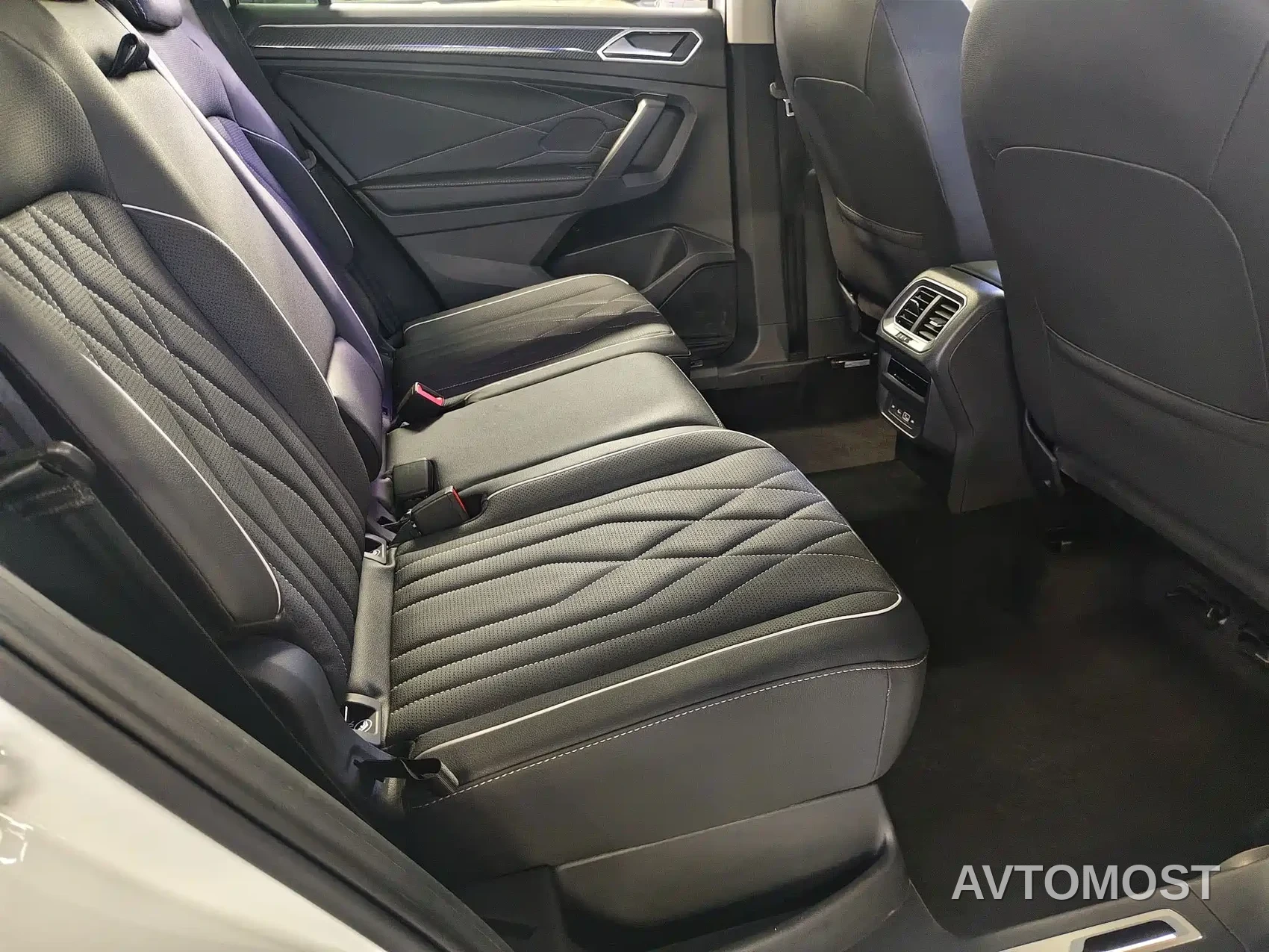 Volkswagen Tiguan L 2023 330TSI Auto 2WD R-Line Premium Edition — фото 5