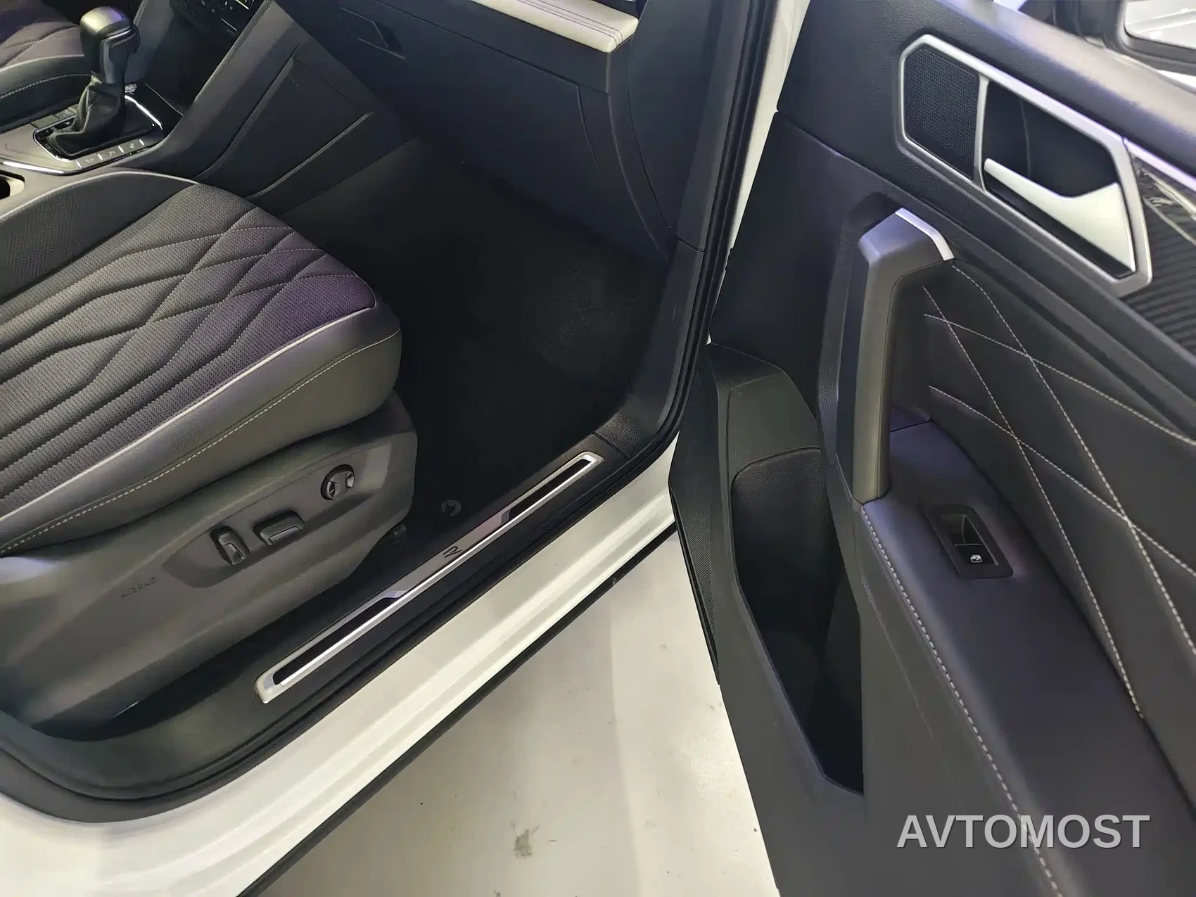 Volkswagen Tiguan L 2023 330TSI Auto 2WD R-Line Premium Edition — фото 10