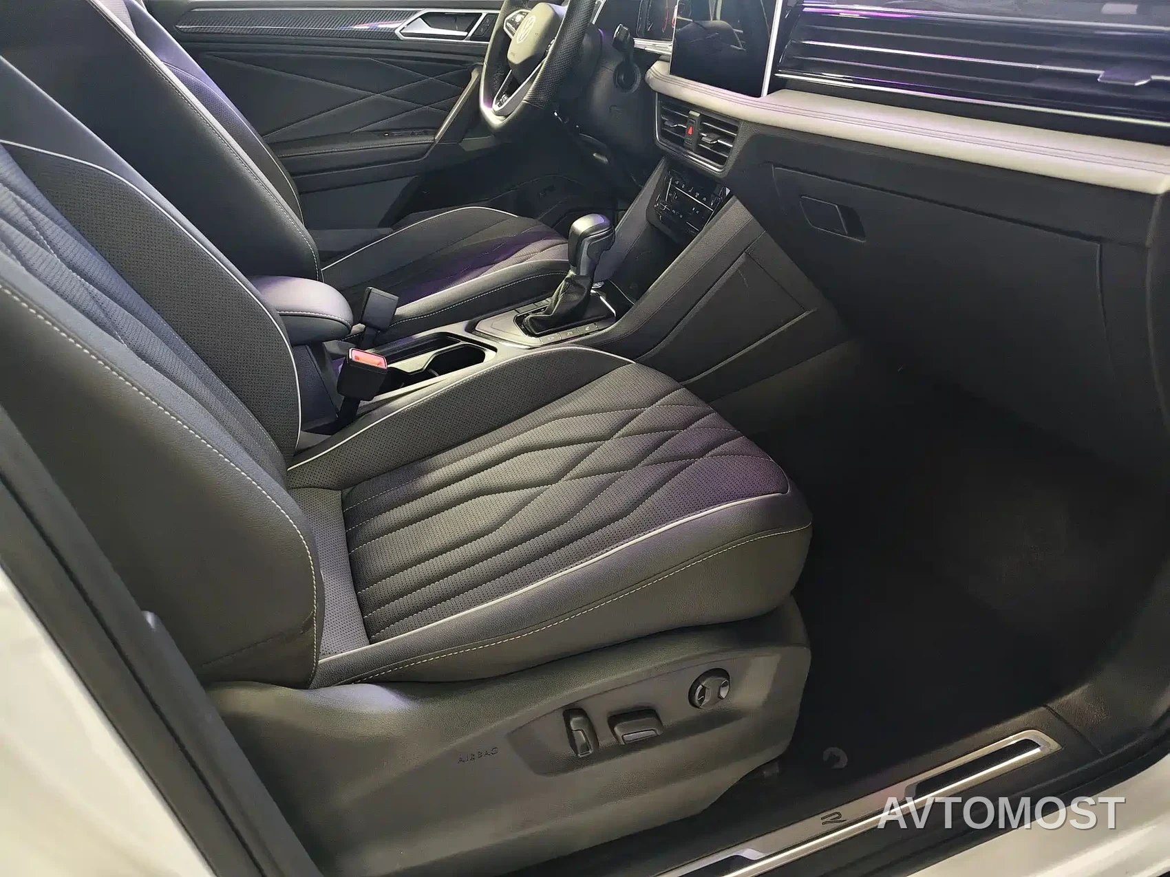 Volkswagen Tiguan L 2023 330TSI Auto 2WD R-Line Premium Edition — фото 11
