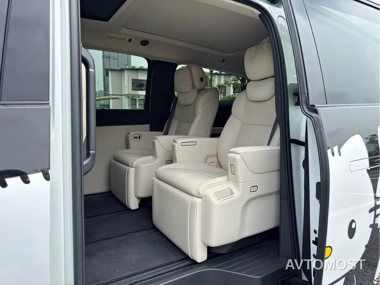 Li Auto MEGA 2025 Model Home Family Special Edition — фото 12