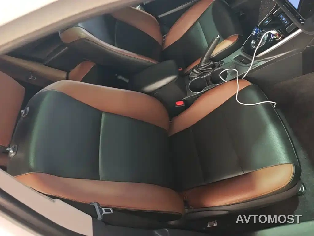 Toyota Corolla Twin Engine E+ 2019 1.8L E-CVT Leading Edition — фото 25