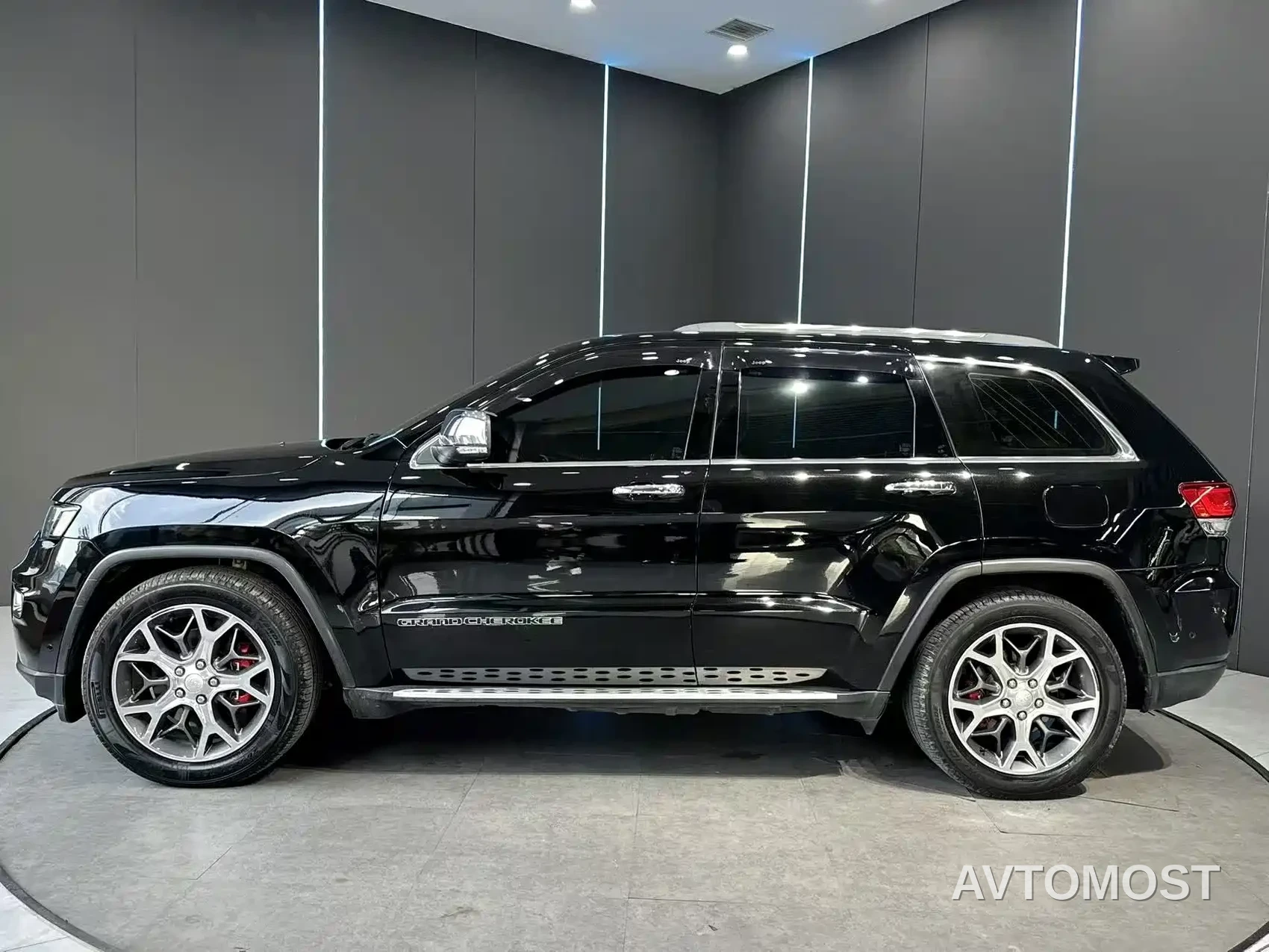 Jeep Grand Cherokee (Import) 2021 3.0L 80th Anniversary Edition — фото 4