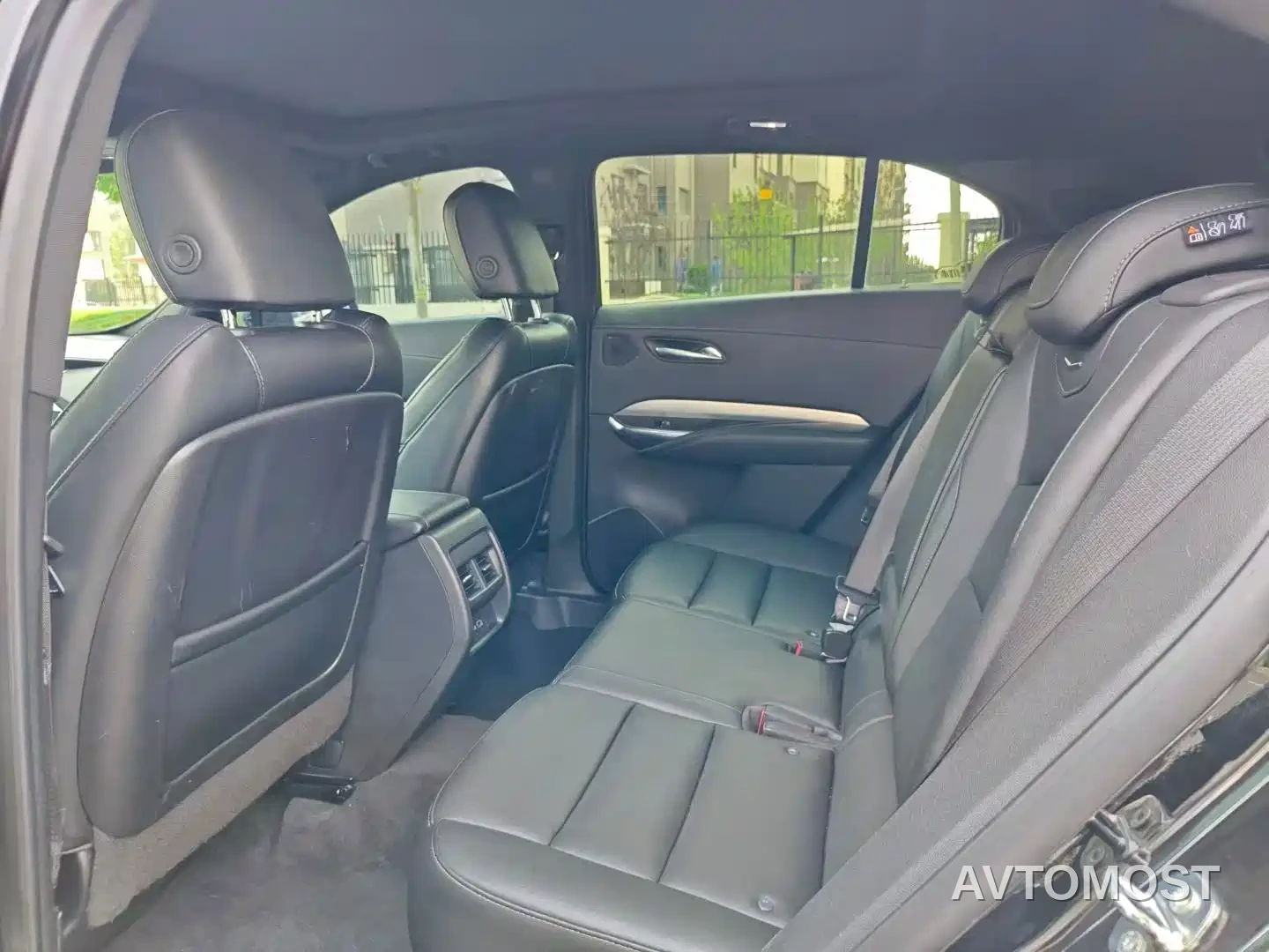 Cadillac XT4 2023 Model Year 28T Two-Wheel Drive Luxury Model — фото 6