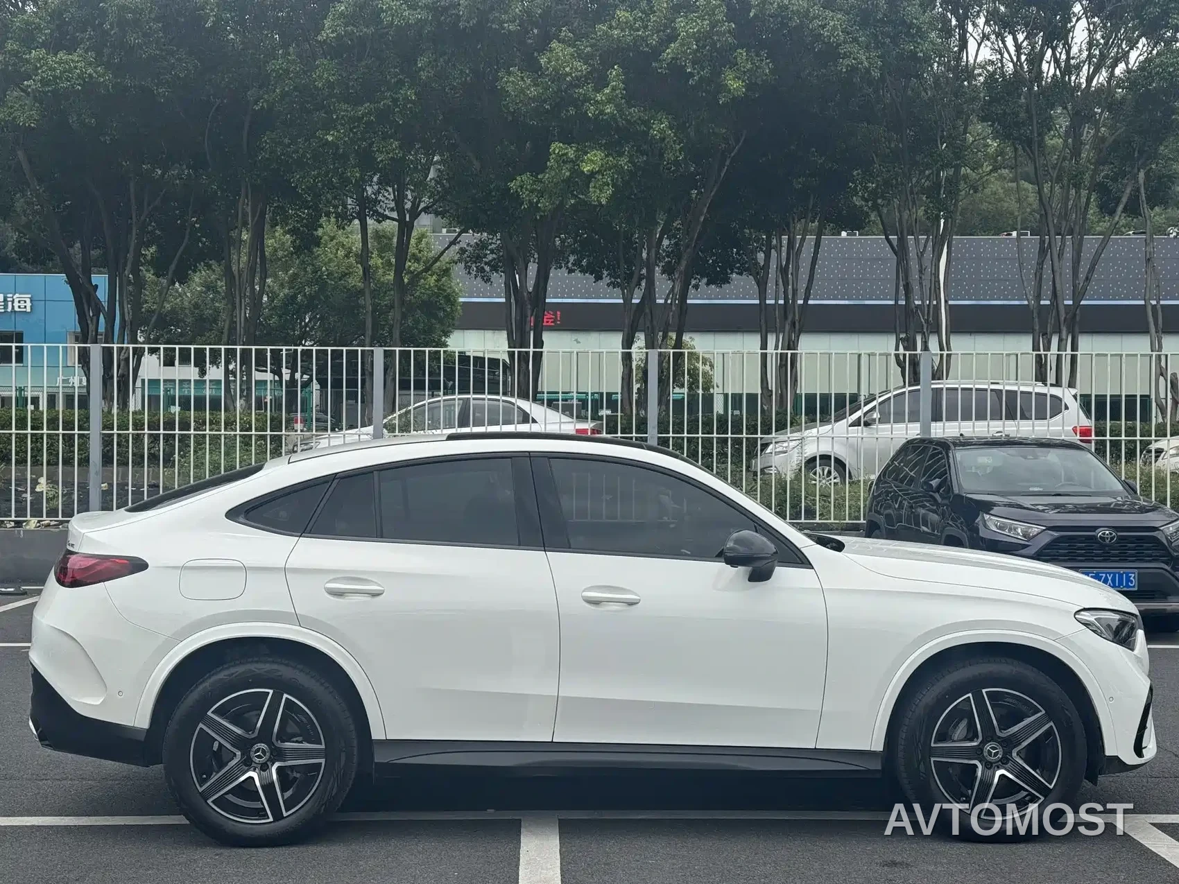 Mercedes-Benz GLC Coupe 2025 GLC 260 4MATIC Coupe SUV — фото 4