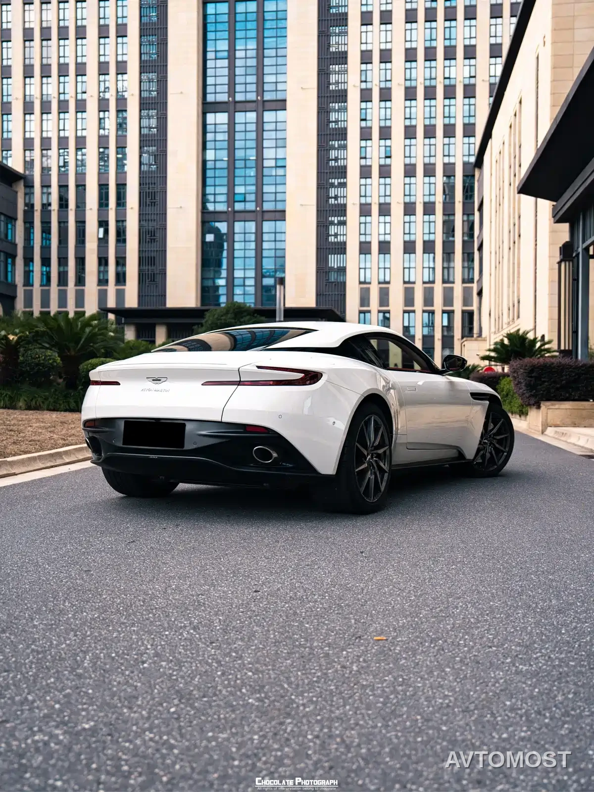 Aston Martin DB11 2020 4.0T V8 Coupe — фото 5