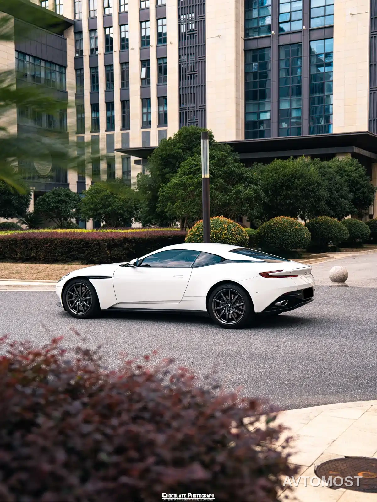 Aston Martin DB11 2020 4.0T V8 Coupe — фото 7