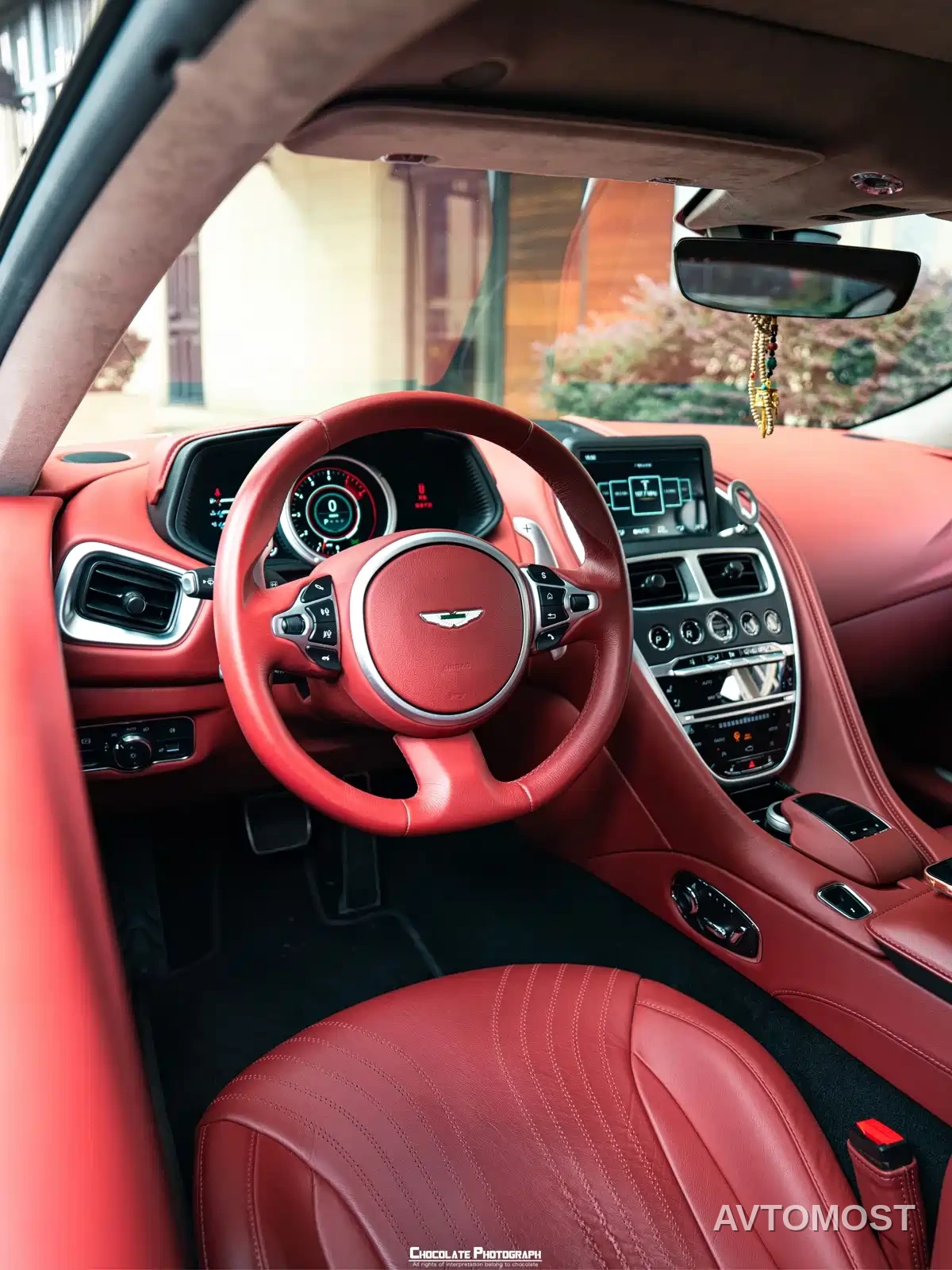 Aston Martin DB11 2020 4.0T V8 Coupe — фото 15