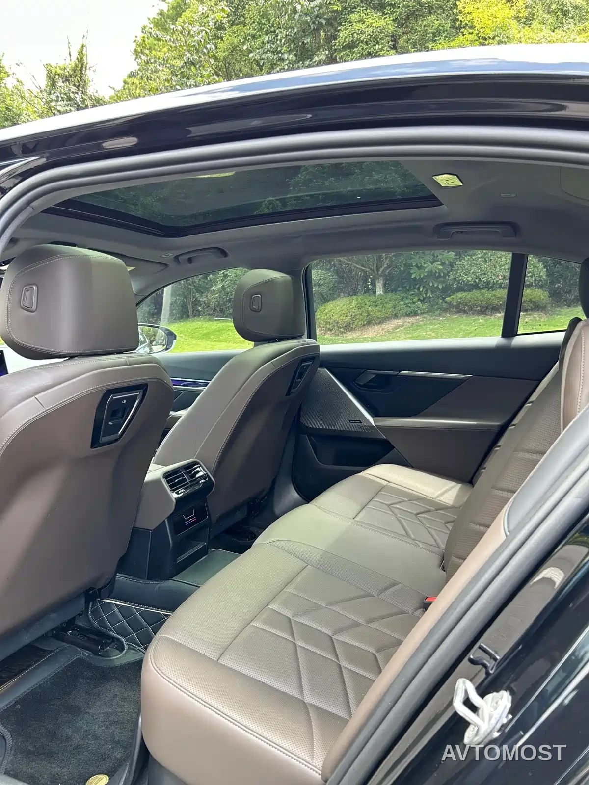 BMW 5 Series 2024 530Li Leading M Sport Package — фото 9