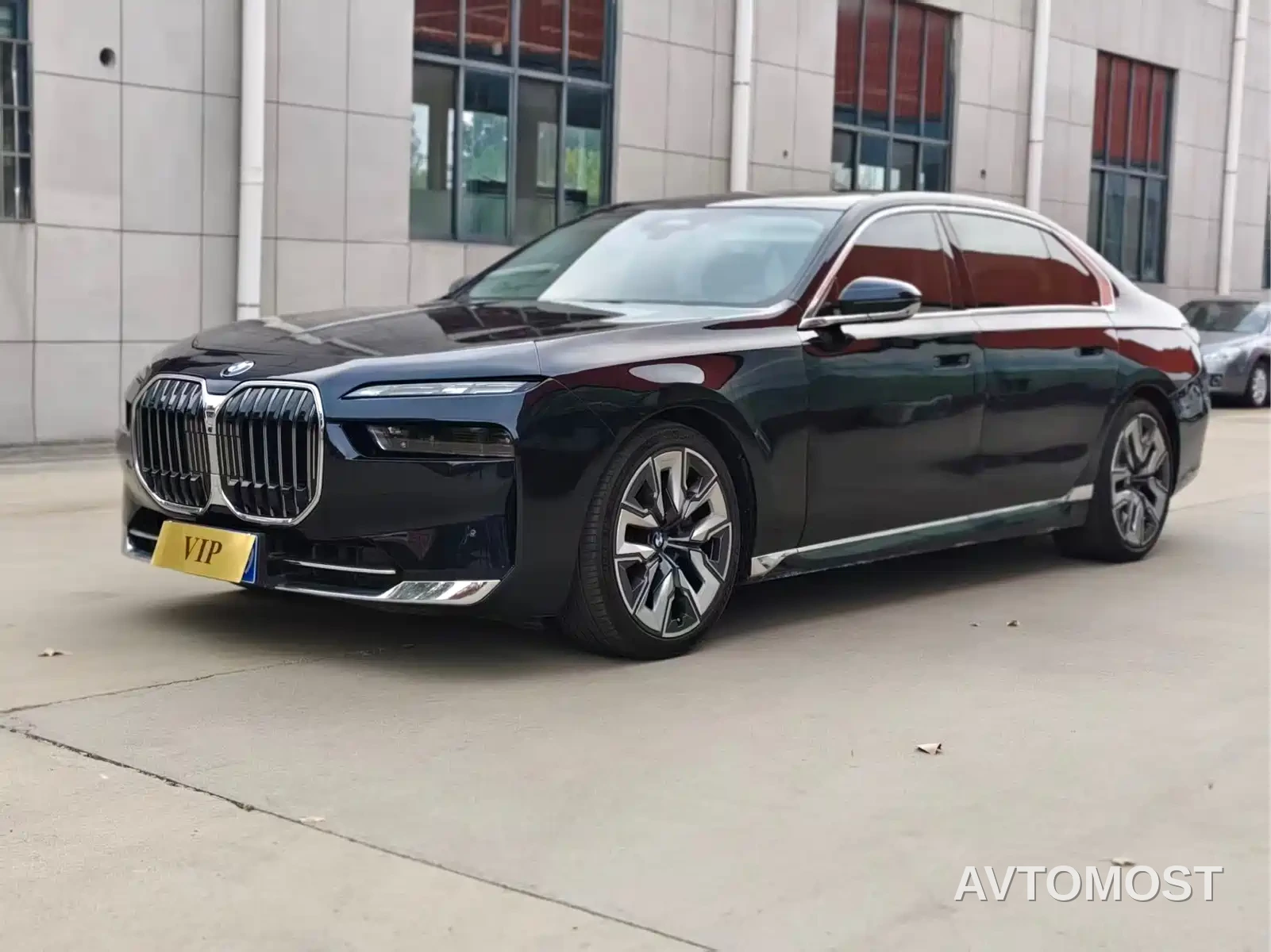BMW 7 Series 2023 Model 740Li Leading Luxury Package — фото 1
