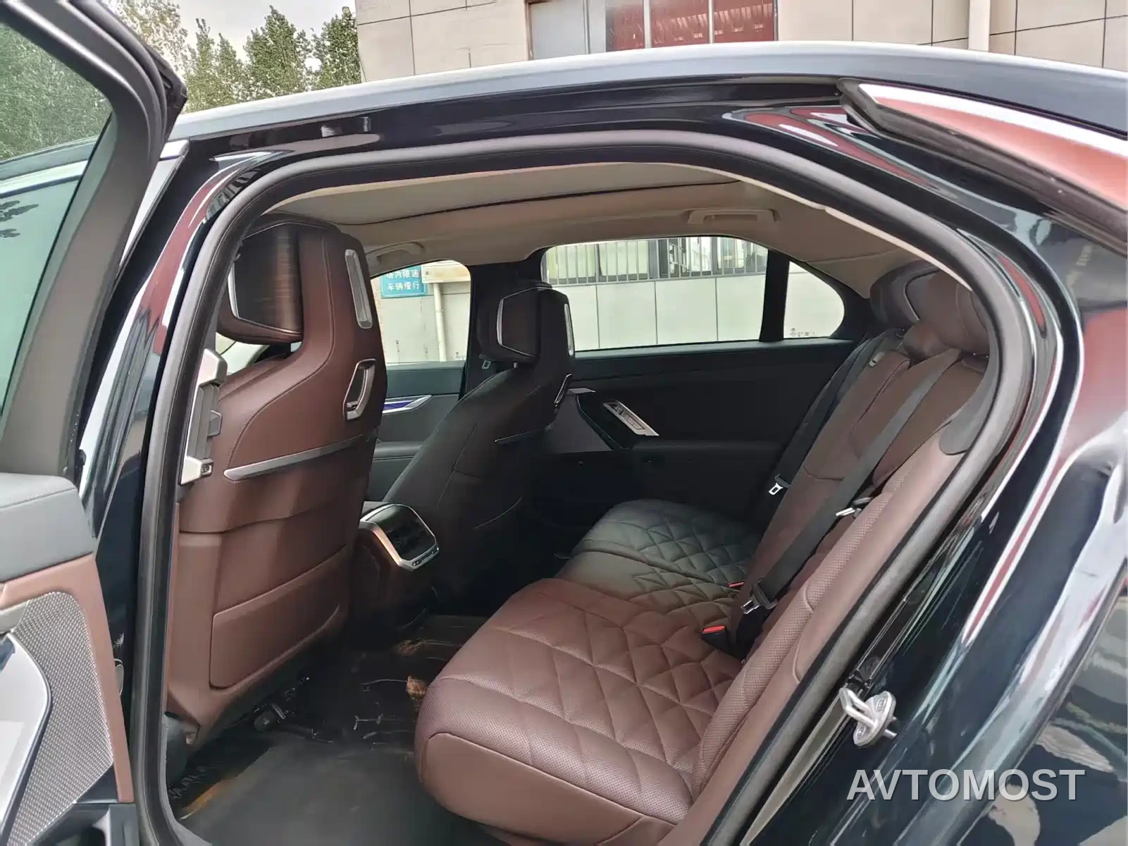 BMW 7 Series 2023 Model 740Li Leading Luxury Package — фото 4