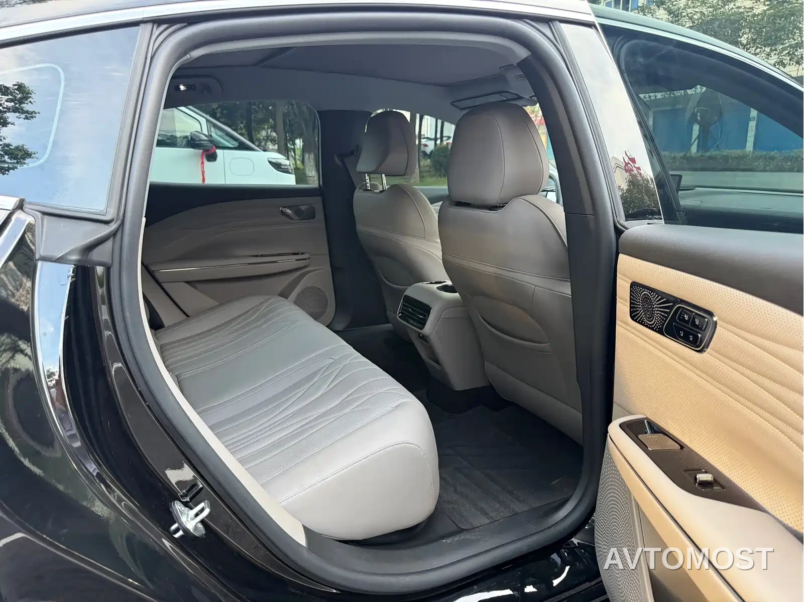 Geely Galaxy Xingyao 8 2025 Model 60km EM-i Luxury Edition — фото 9