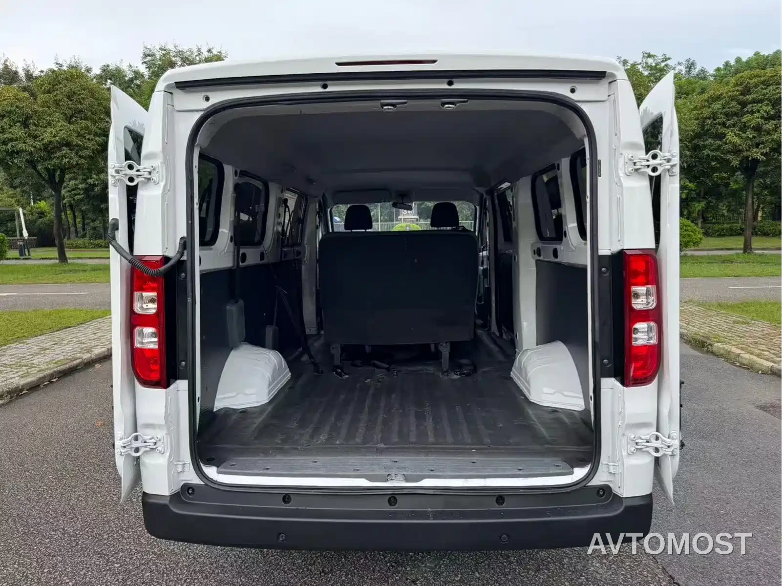 Wuling Yangguang 2024 300KM Comfort Bus Version 75kW — фото 7