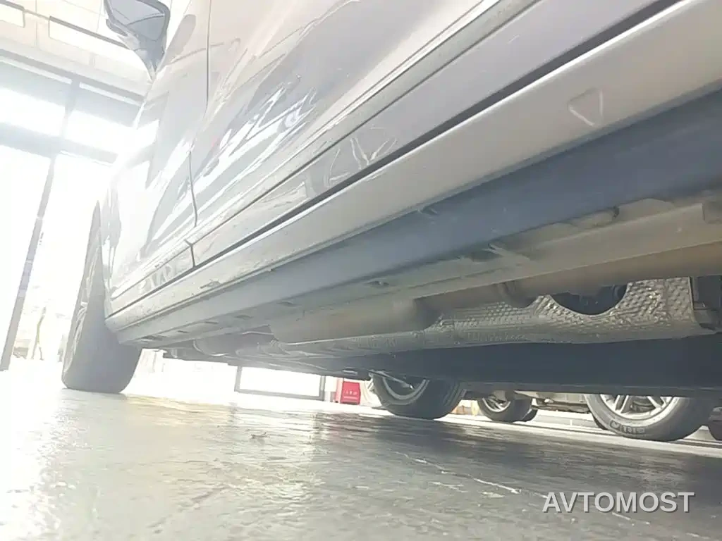 Roewe iMAX8 EV 2025 1.5T DMH Land Luxury Edition — фото 15